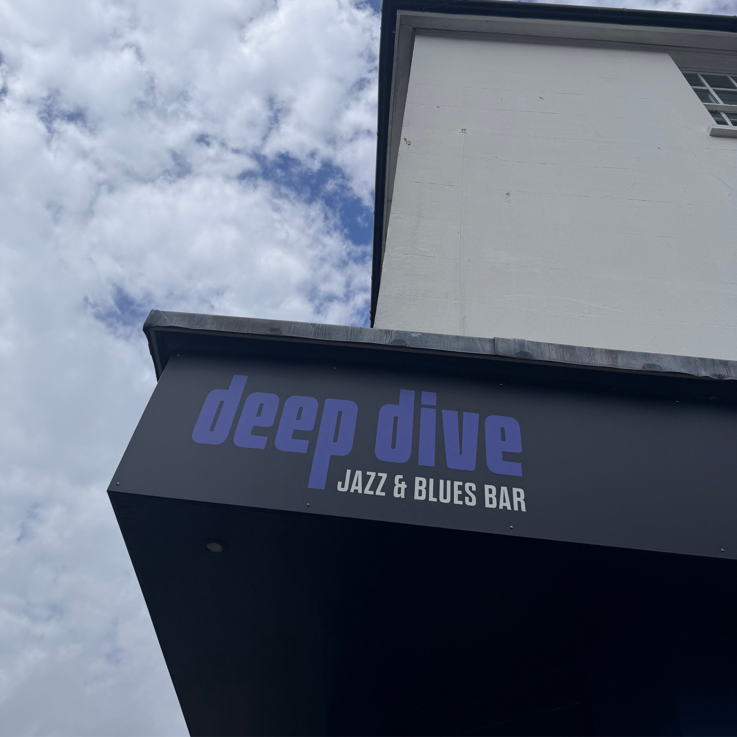 DEEP DIVE BAR