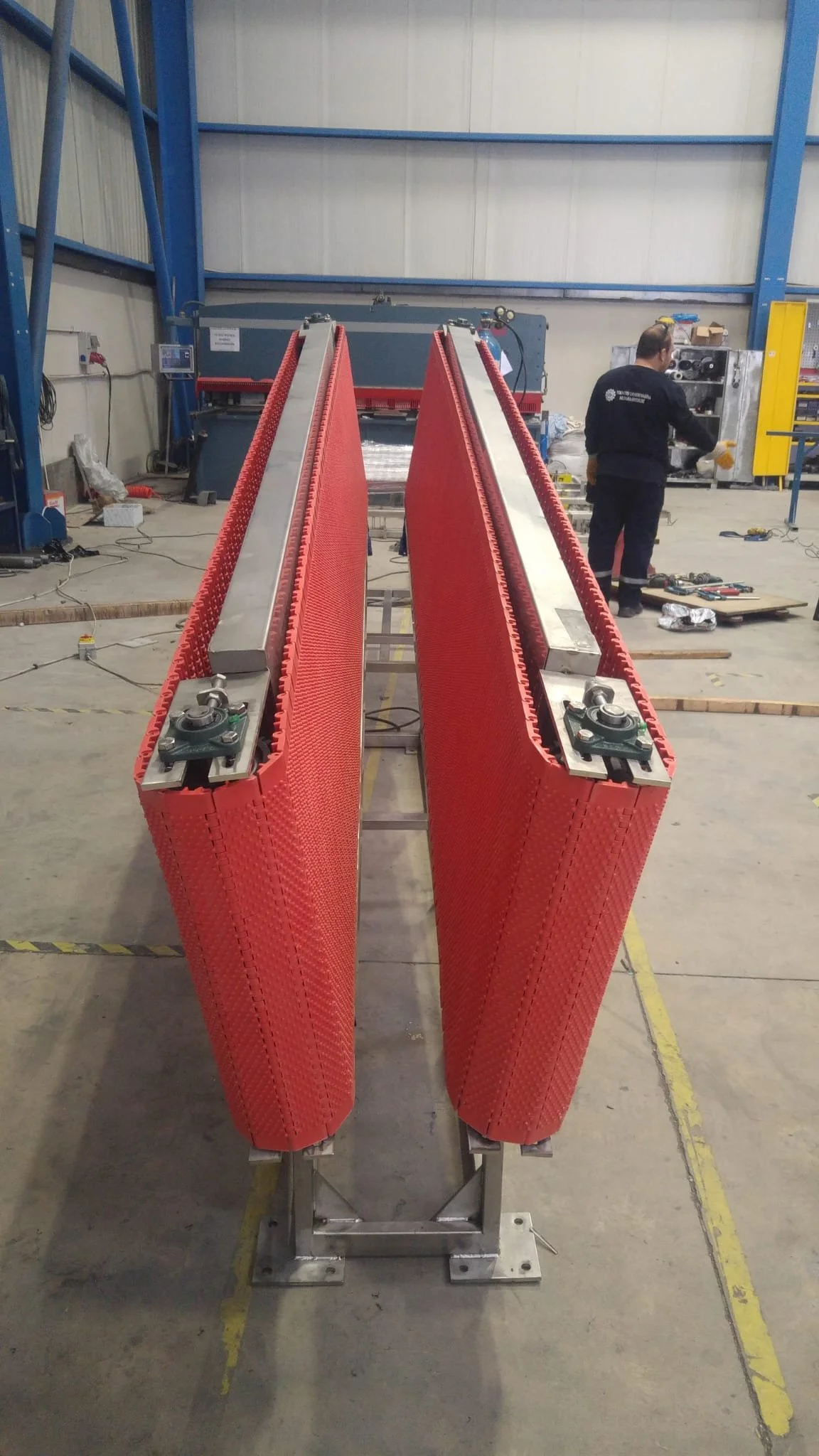 Industrial V-Type Sheep Restrainer Conveyor for Slaughter Lines - Teknotes Group