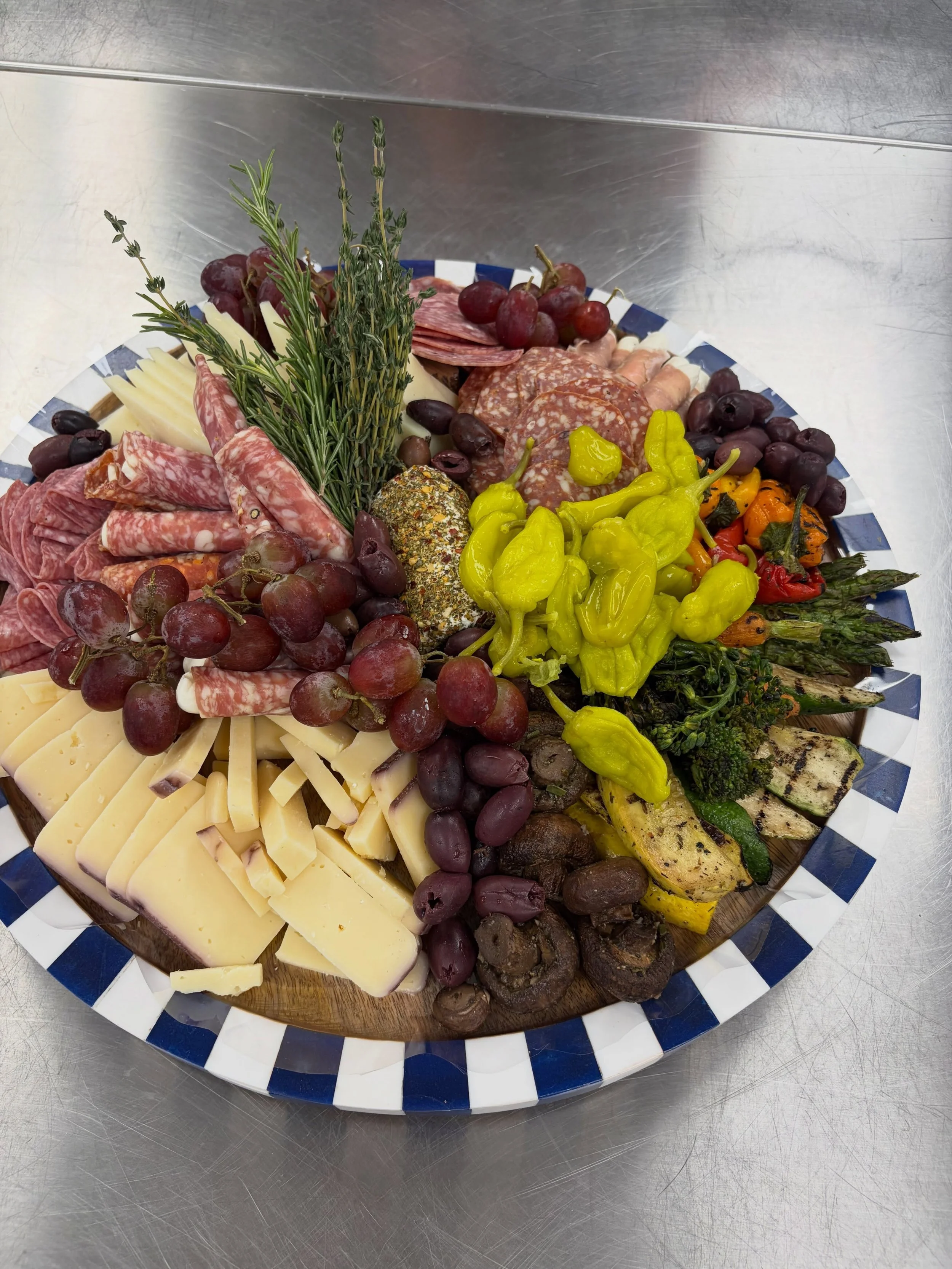 Who doesn&rsquo;t love a charcuterie tray?
#kccatering #bluepotcatering #charcuterieboard