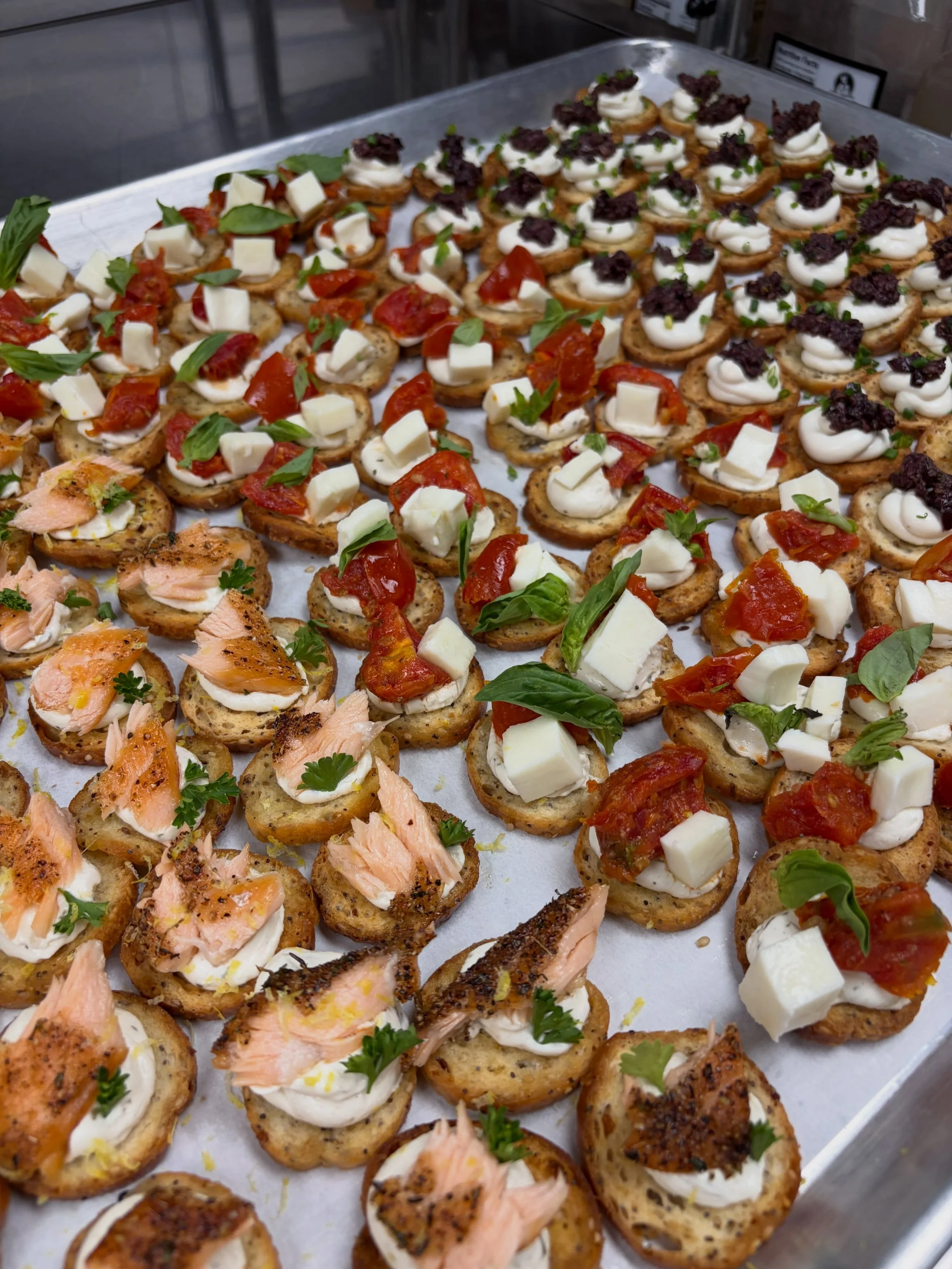 Crostini&rsquo;s all built and ready for cocktail hour!
#cocktailhour #cateringkc #crostini