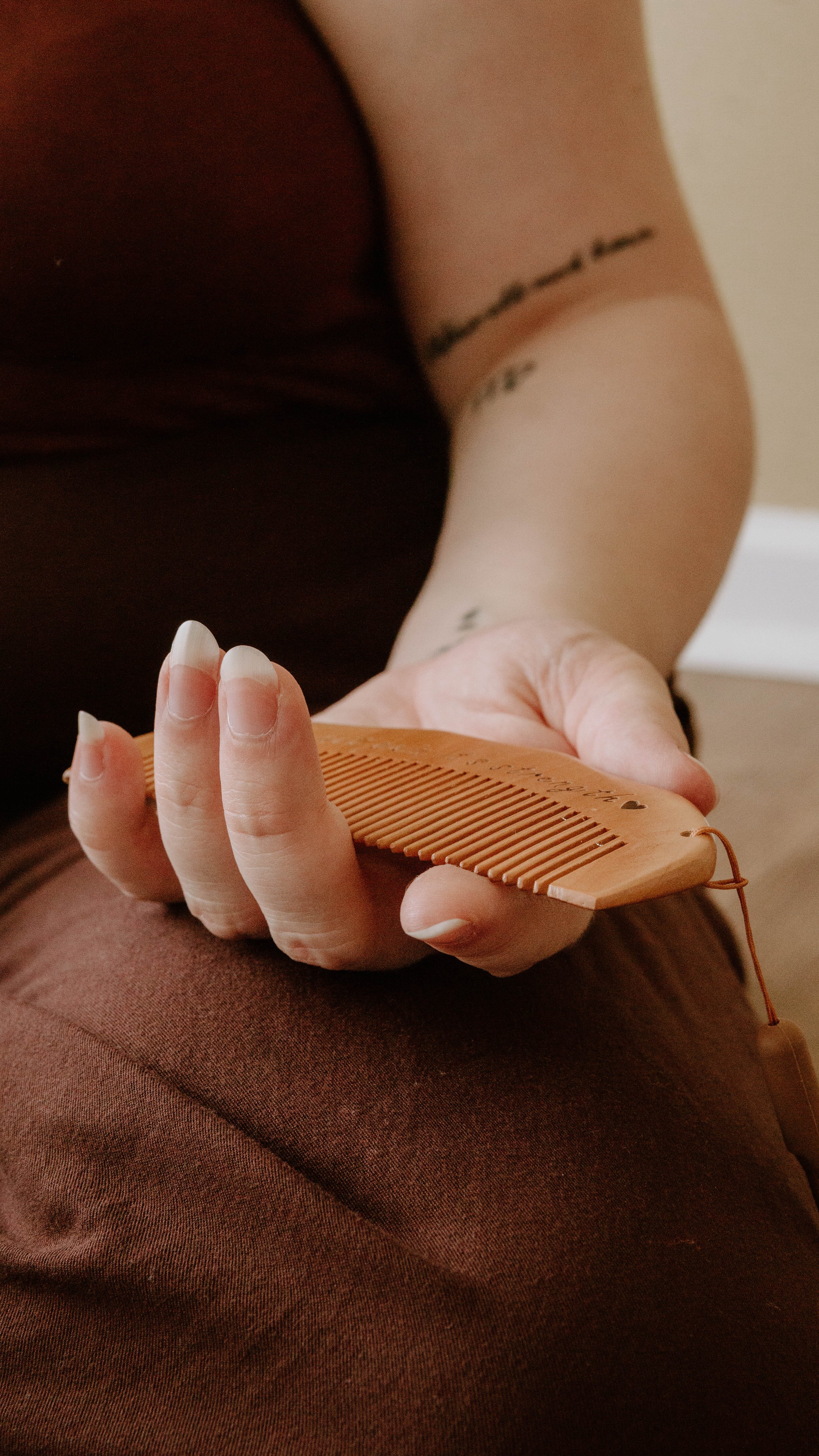 Birth doula, Hannah Servis, holding a labor comb preparing to offer a mom comfort measures during her labor and birth.