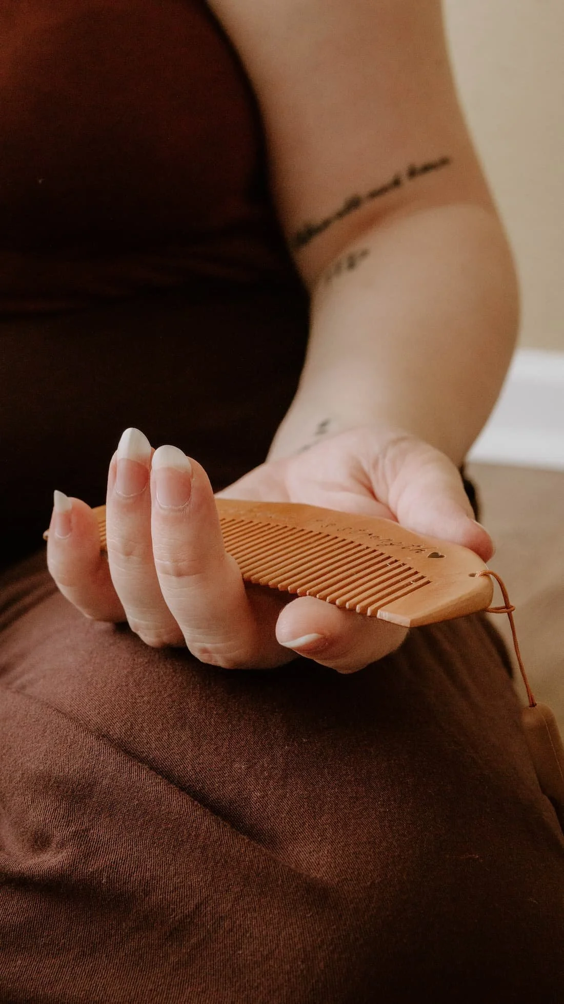 Birth doula, Hannah Servis, holding a labor comb preparing to offer a mom comfort measures during her labor and birth.