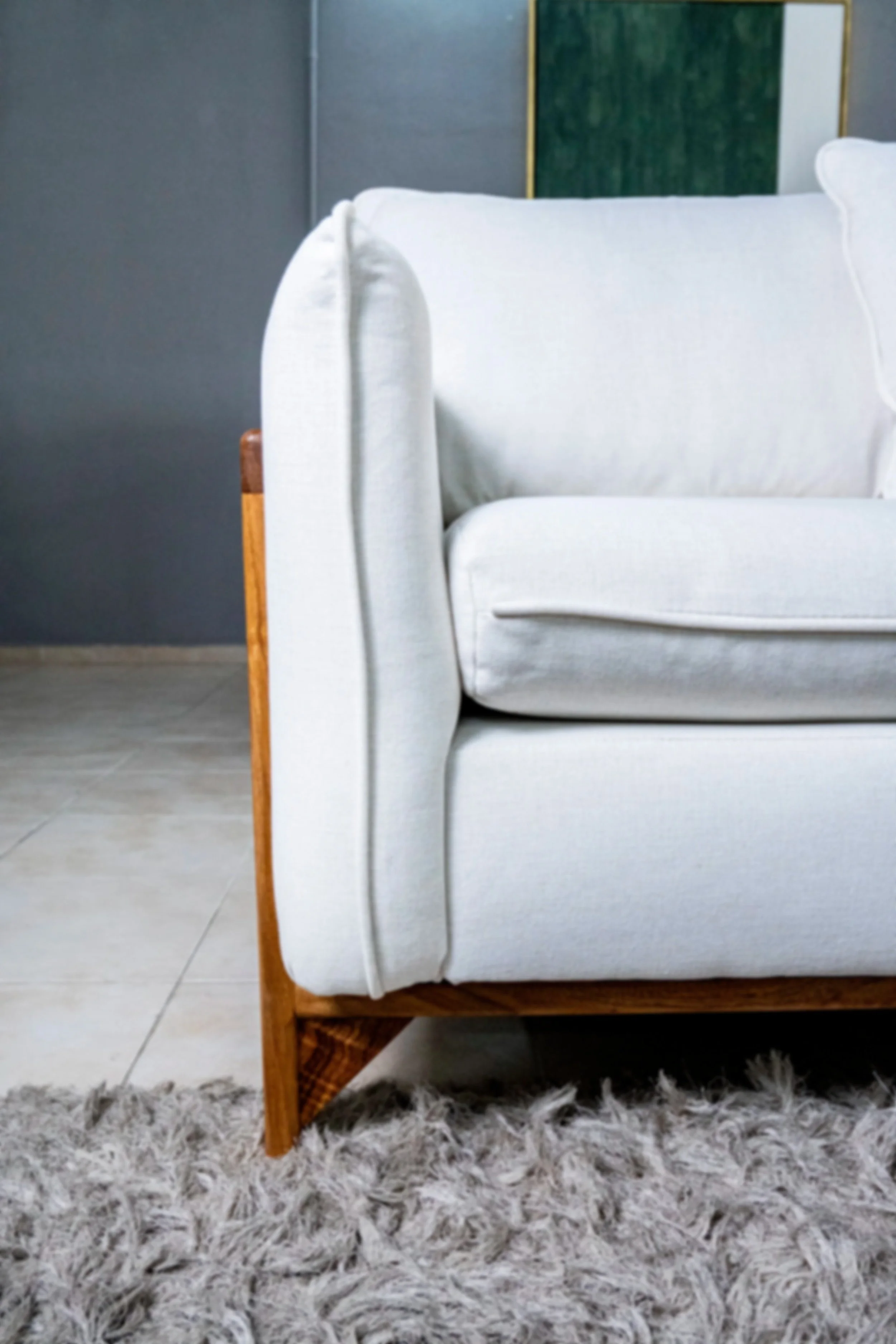 Sofá en tela blanca con base de madera