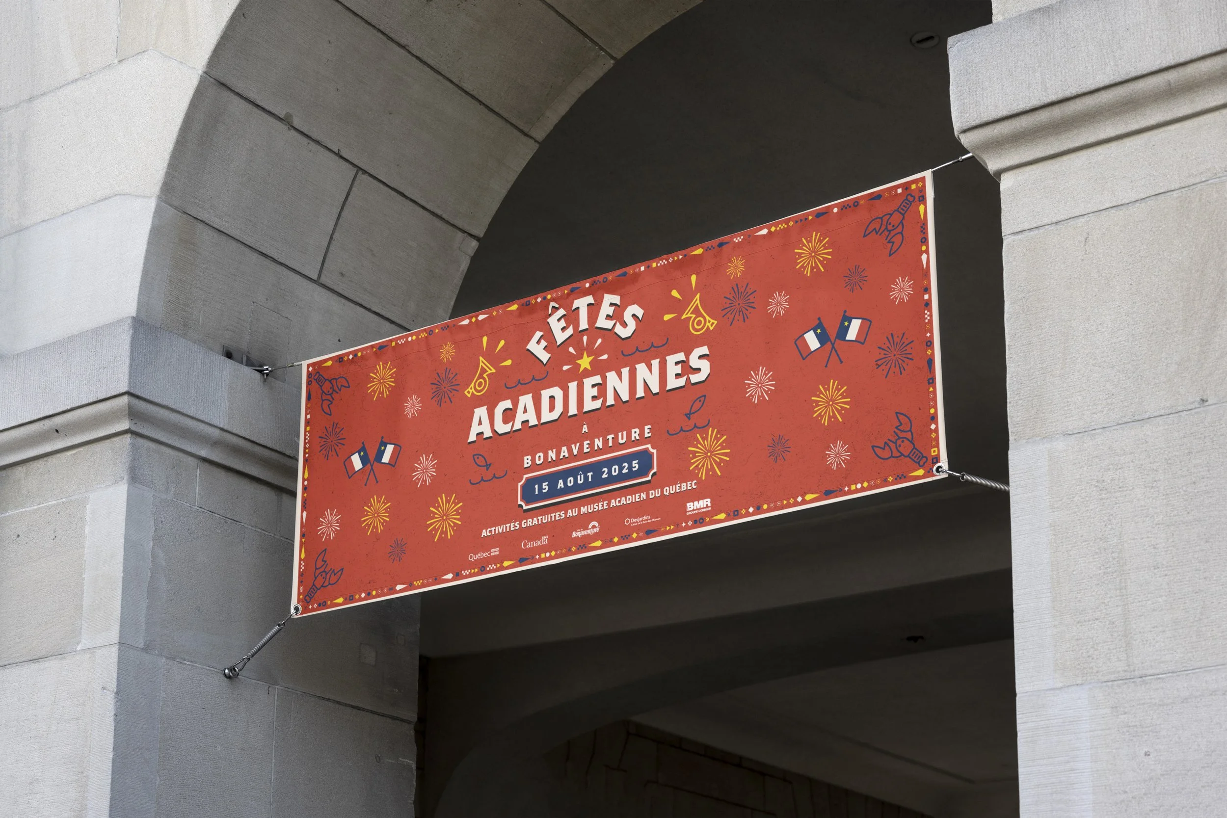Une bannière aux couleurs orange avec des illustrations de feux d'artifice, drapeaux français, lunettes de soleil, et clichés de fête, annonçant les « Fêtes acadiennes » à Bonaventure le 15 août 2025, avec activités gratuites au Musée Acadien du Québec.