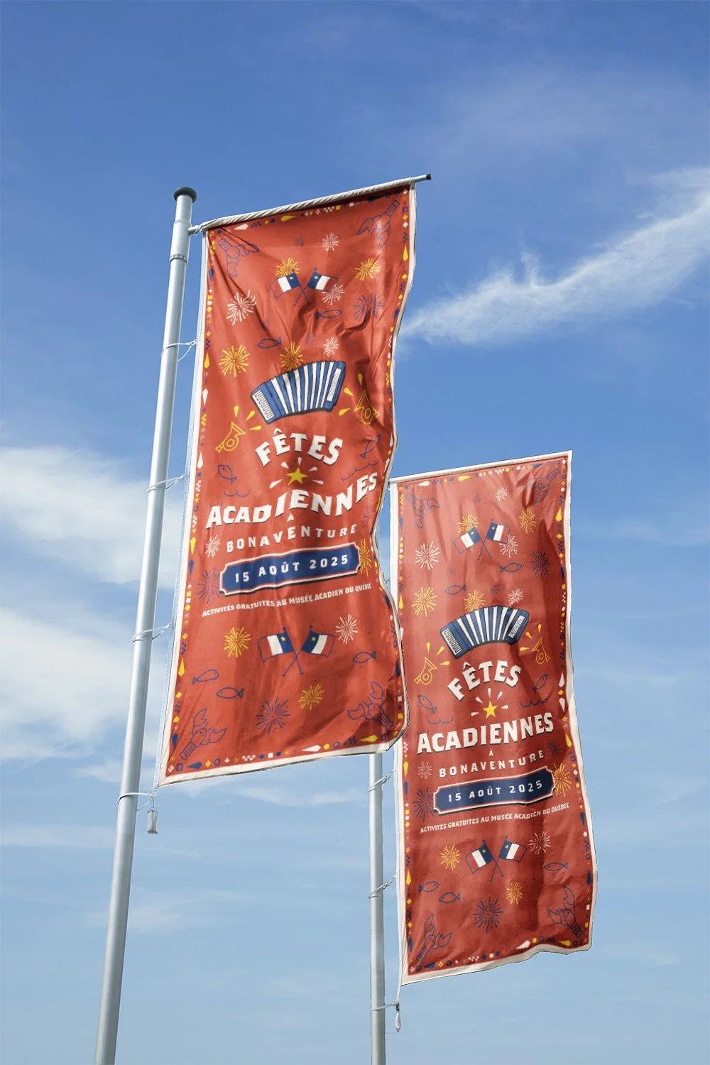 Deux drapeaux rouges annonçant la fête académienne à Bonaventure, le 15 août 2025, décorés avec des feux d'artifice, des drapeaux français, et un accordion.