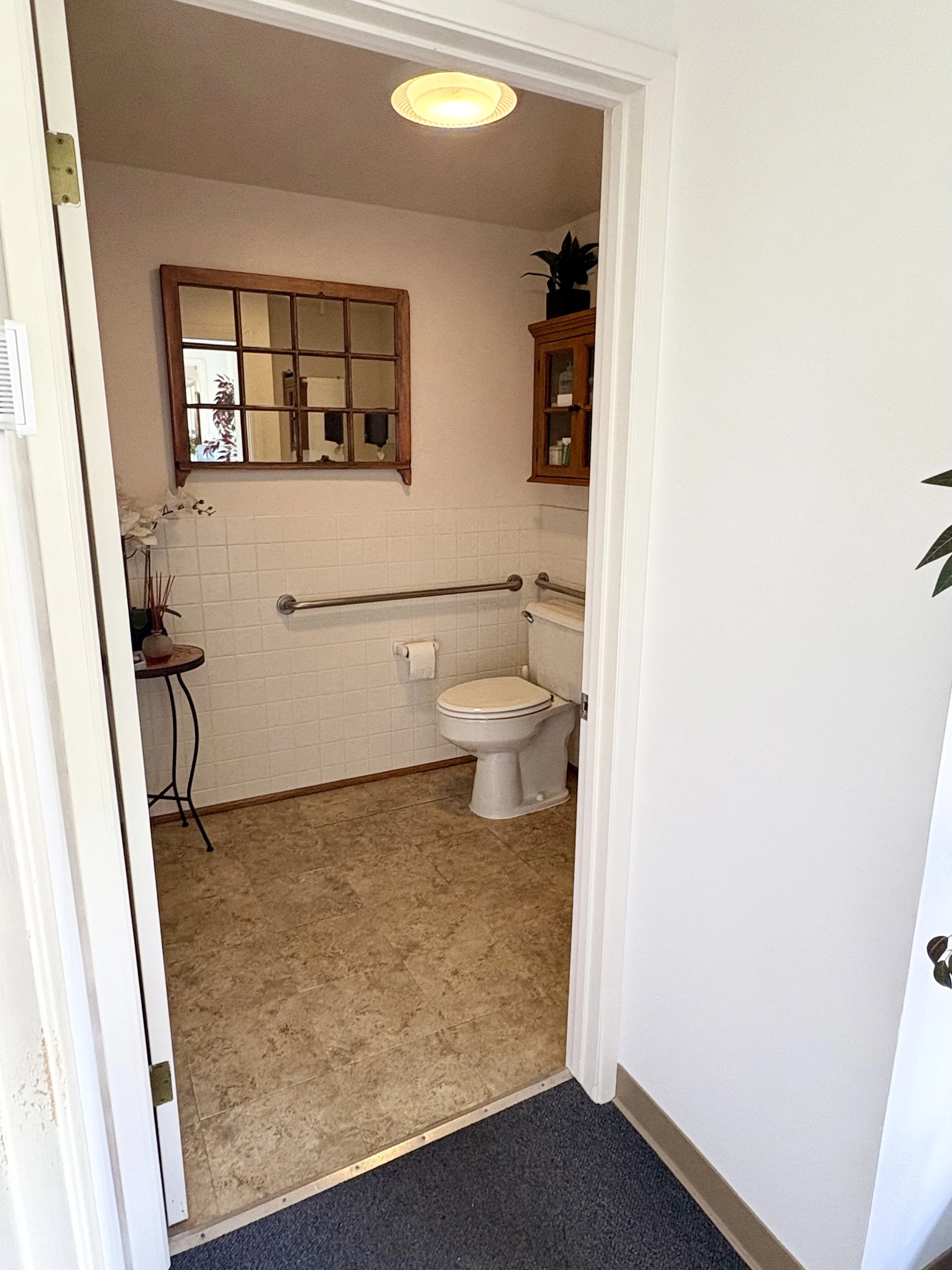 bathroom 3.jpg