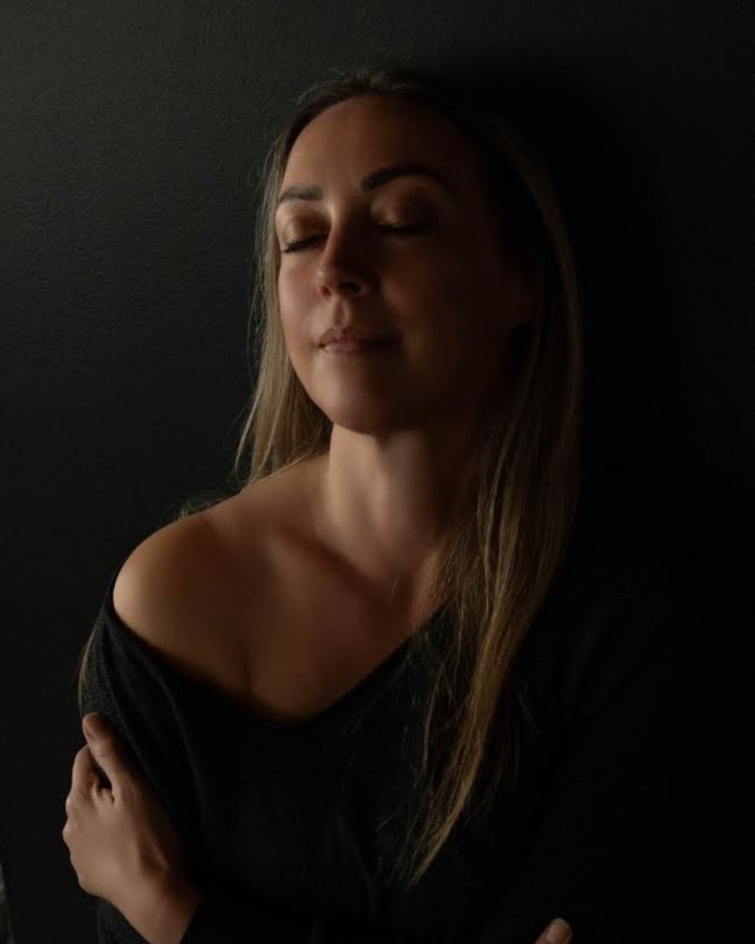 Meet Lizette. 🤍

A mutual friend brought Lizette to one of my sound journeys.

Afterwards, she said something I'll never forget:

"Something activated in me, and I need to understand what it is."

She kept coming back.

What began through 