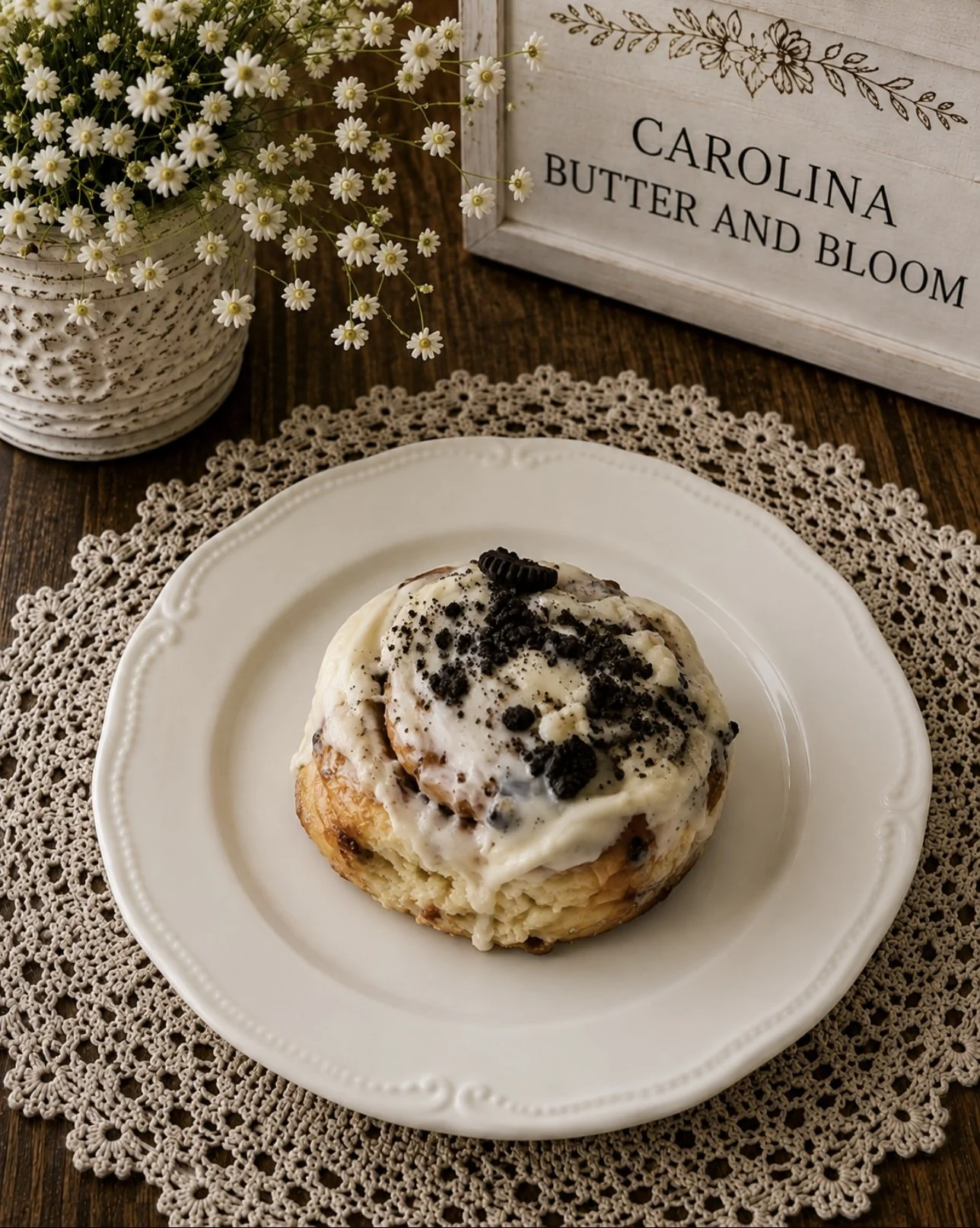 Cookies And Cream Cinnamon Roll