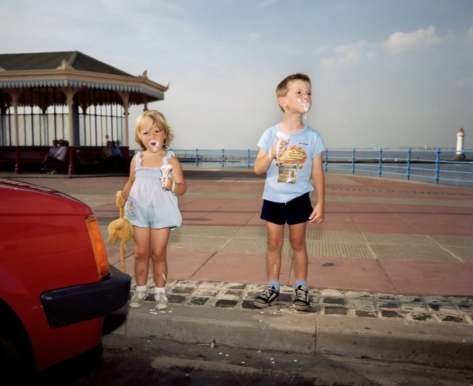 Two children eating icecream