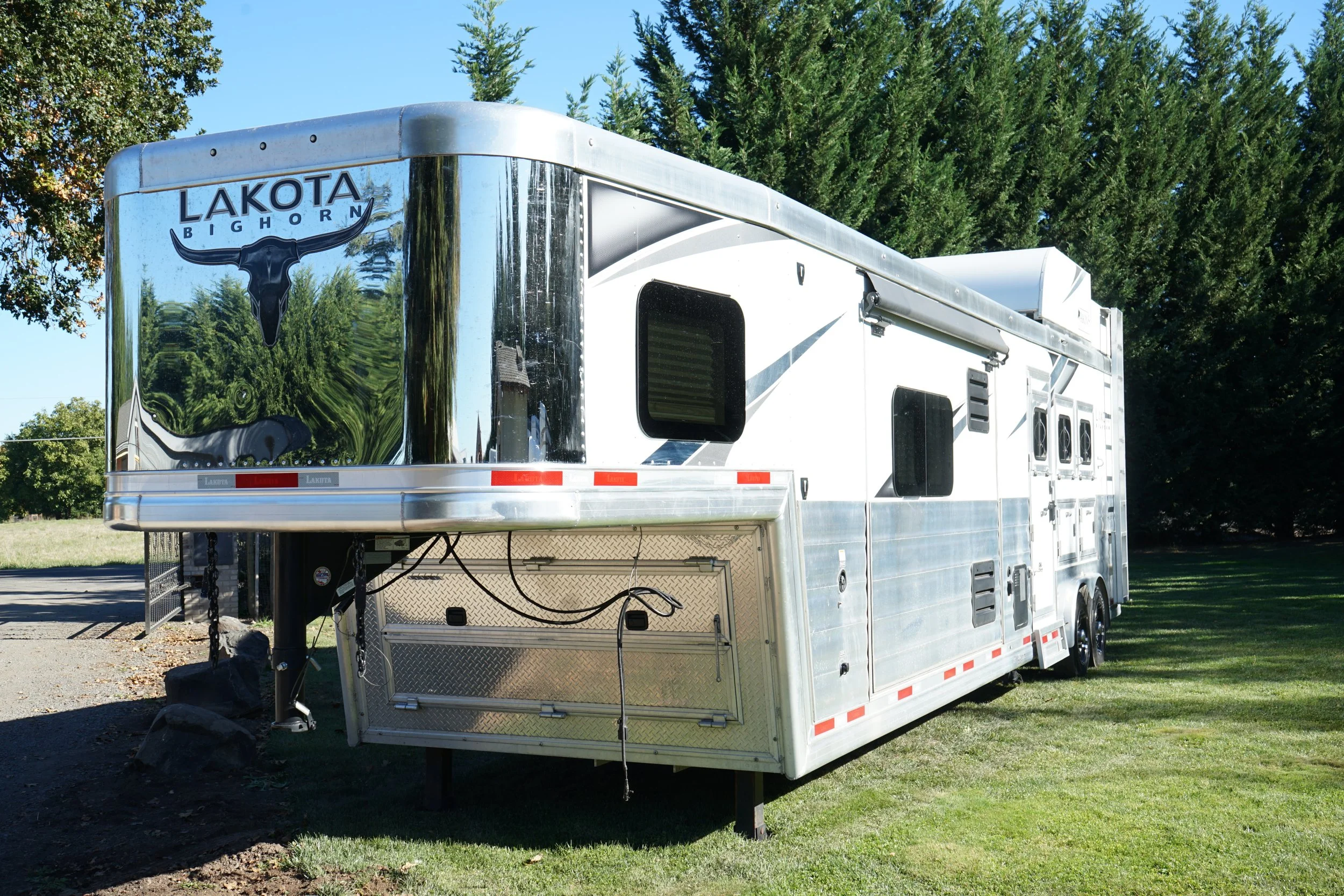 2023 Lakota Bighorn 3-Horse LQ, 14' short wall with slide and generator