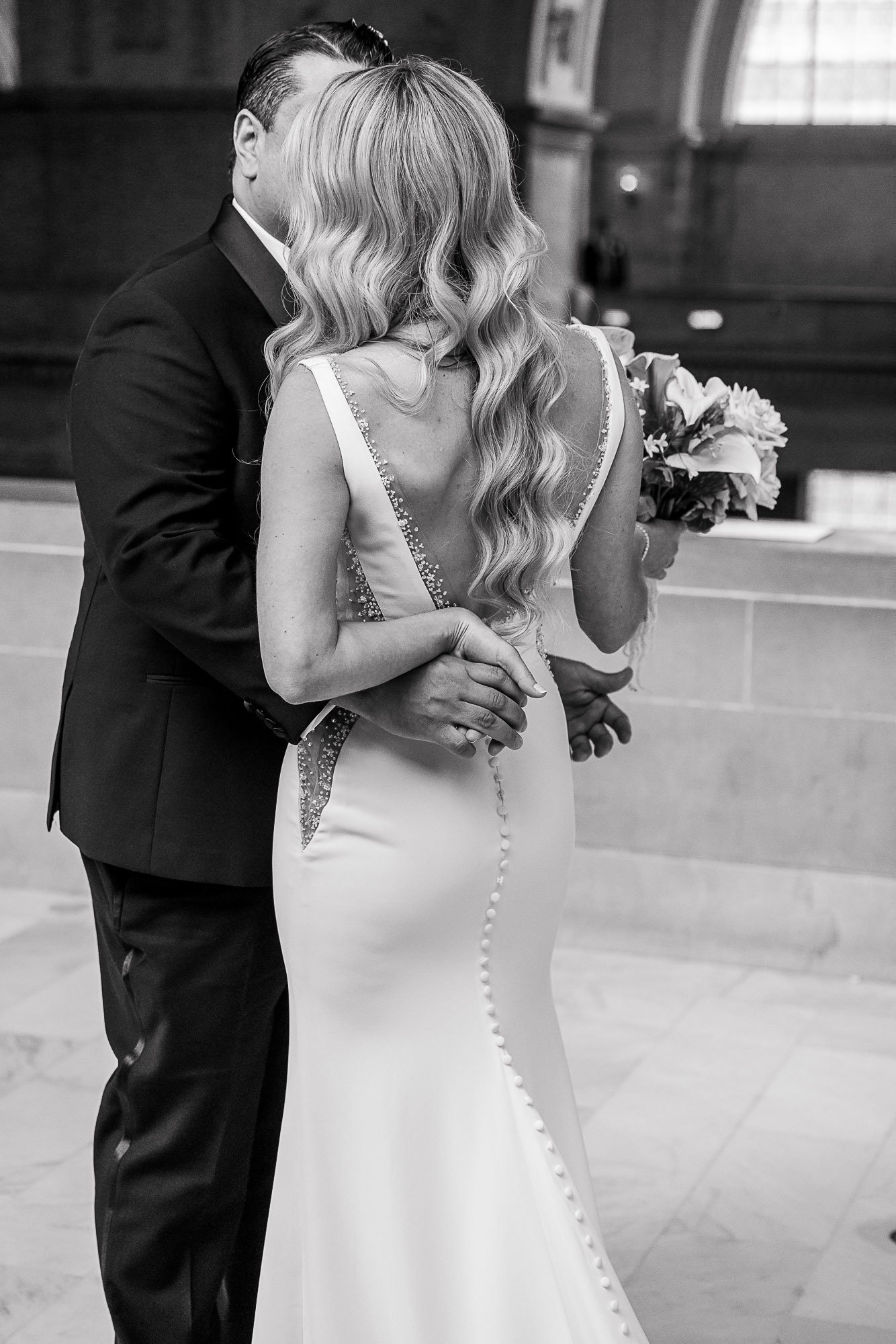 san-francisco-city-hall-wedding-bride-groom-portrait.jpg