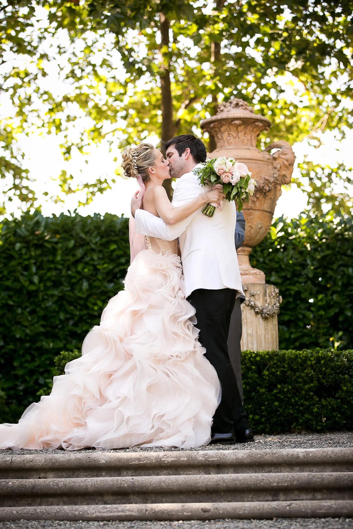 beaulieu-garden-wedding-first-kiss-ceremony-23.jpg