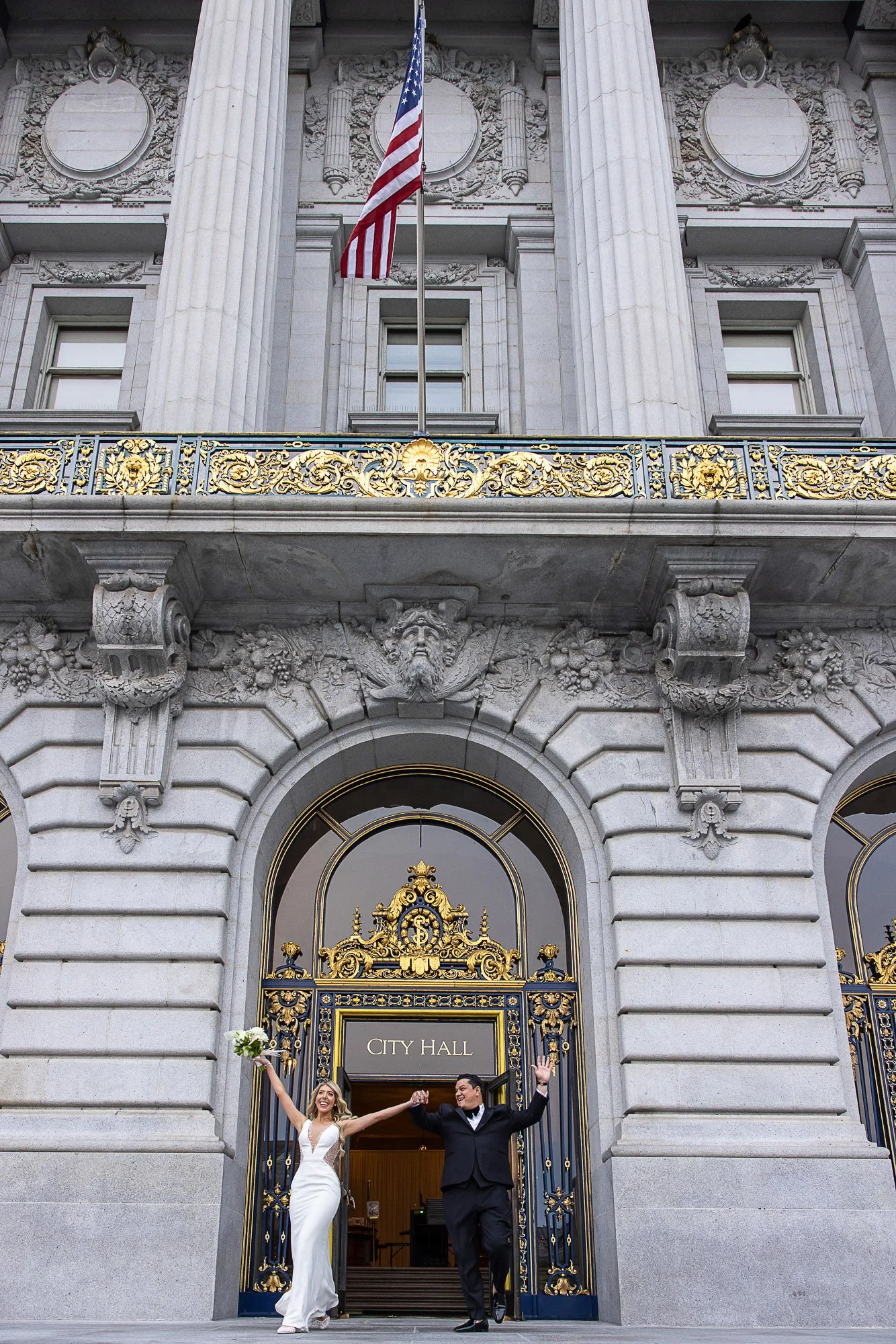 san-francisco-city-hall-wedding-bride-groom-portrait-celebrate.jpg