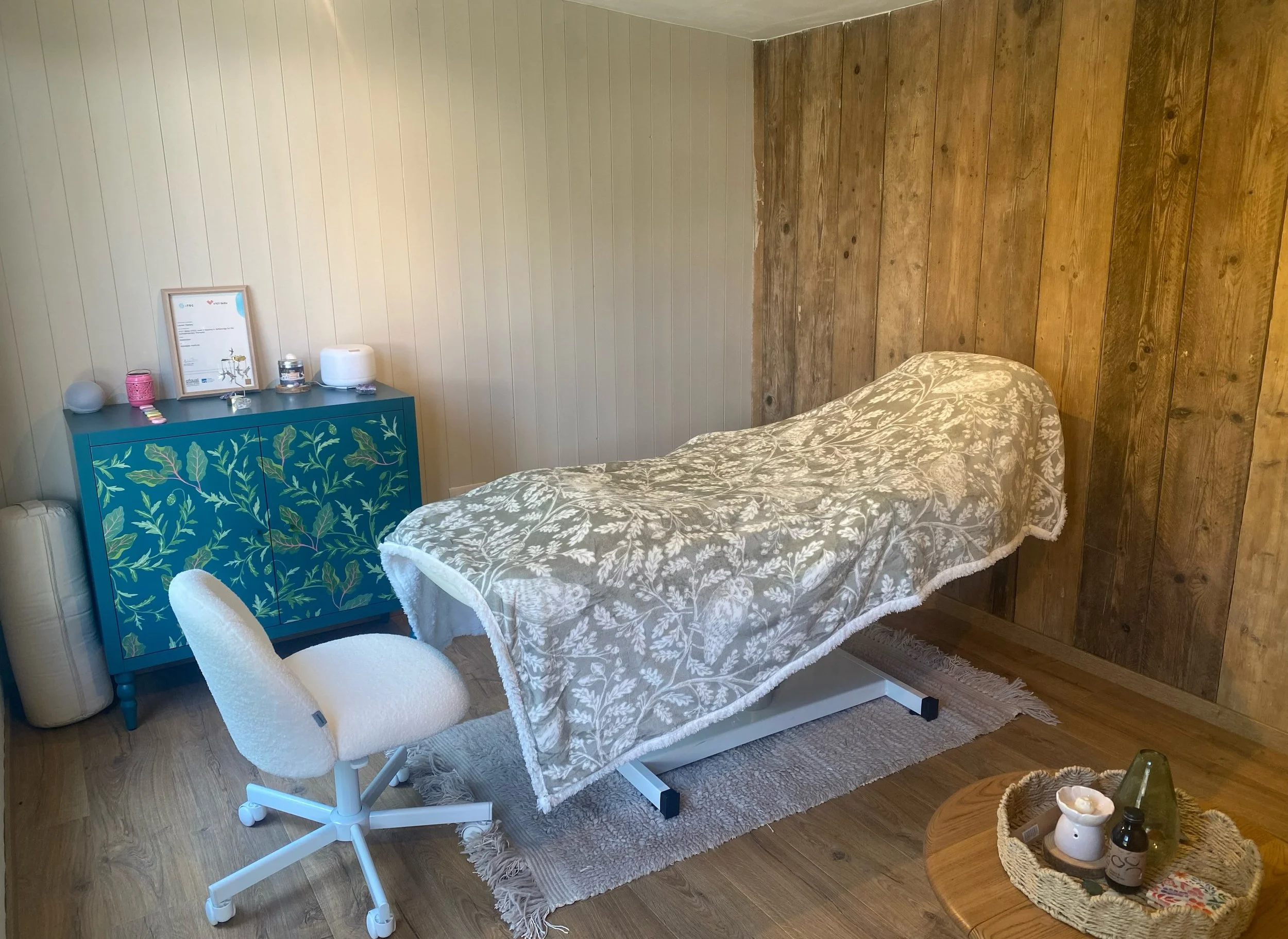 Hi everyone I&rsquo;m Lauren 👋 and welcome to Woodland Wellness Reflexology, a peaceful, air-conditioned garden sanctuary in Tring, Hertfordshire. 

A calm space for women to rest, rebalance and reconnect with themselves - restoring balance in harmo