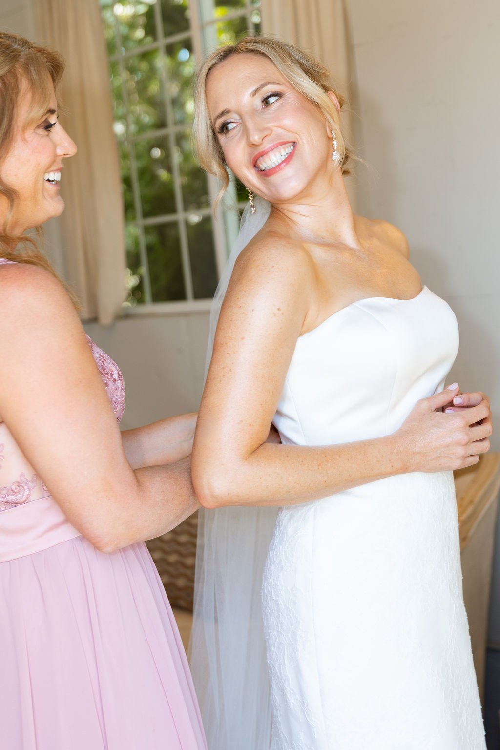By LNW PNW Photos - Northwest Washington bride wearing effortless bridal hair and natural makeup