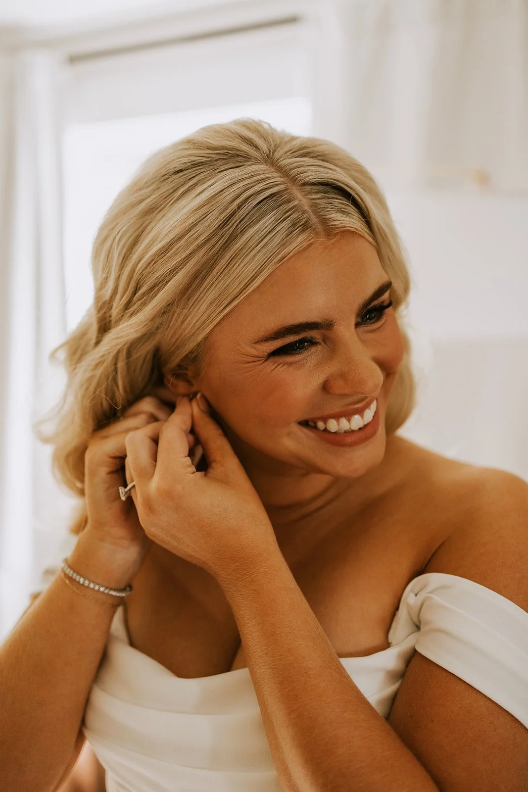 by Meraki Photography NW - Bridal makeup artist creating a natural wedding makeup look in Bellingham