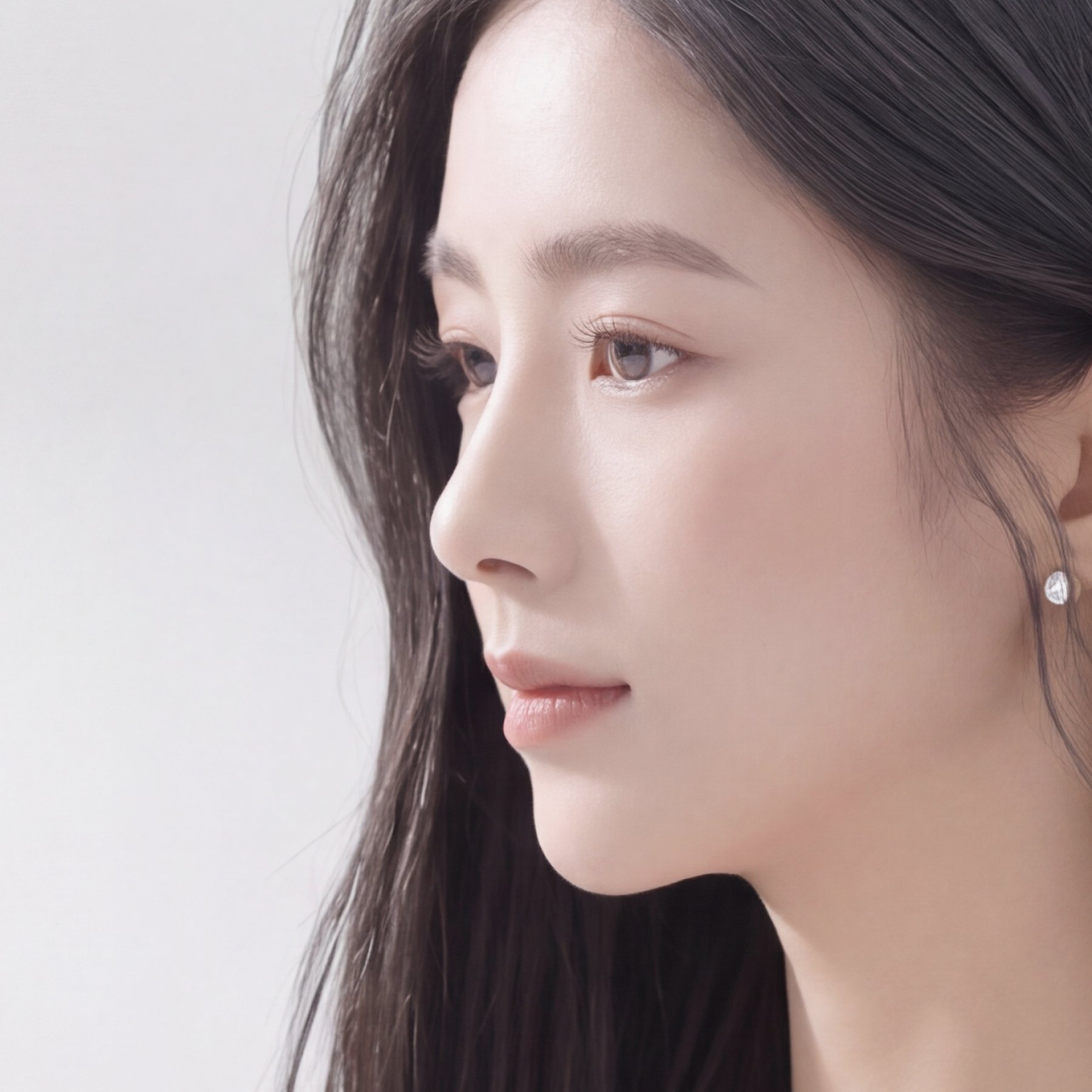 감사하는 여성의 얼굴 클로즈업, 검은 머리와 자연스러운 메이크업.