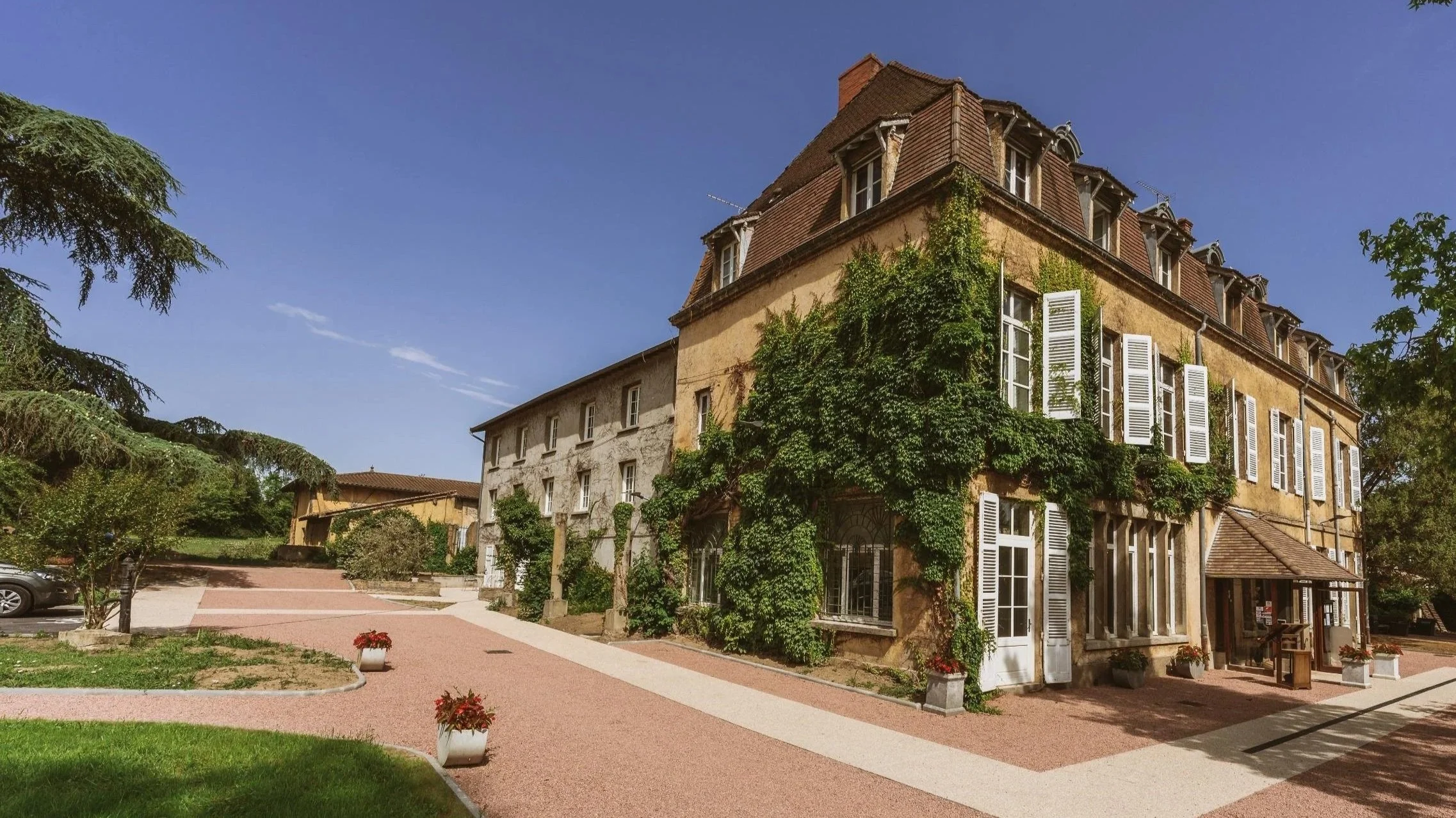 logis-hotel-le-chateau-de-la-barge-facade-creches-sur-saone-842555.jpg