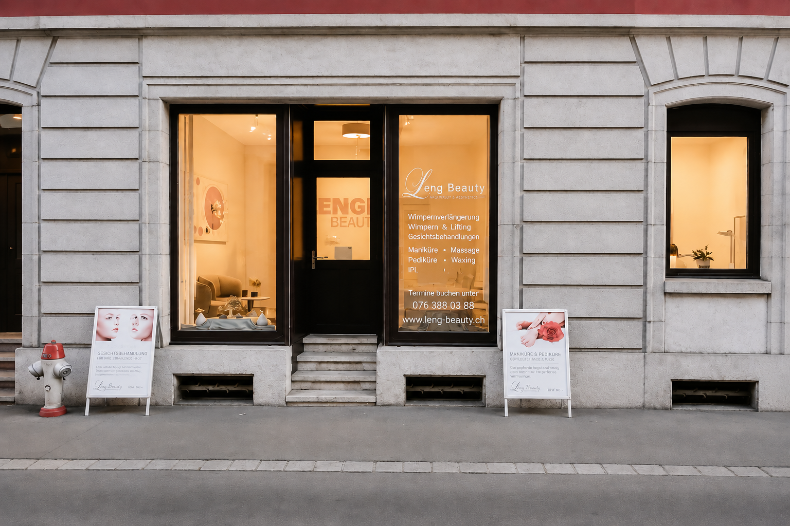Die Fassade eines Schönheitsstudios mit Fenstern, der Eingangstür und Werbetafeln draußen.