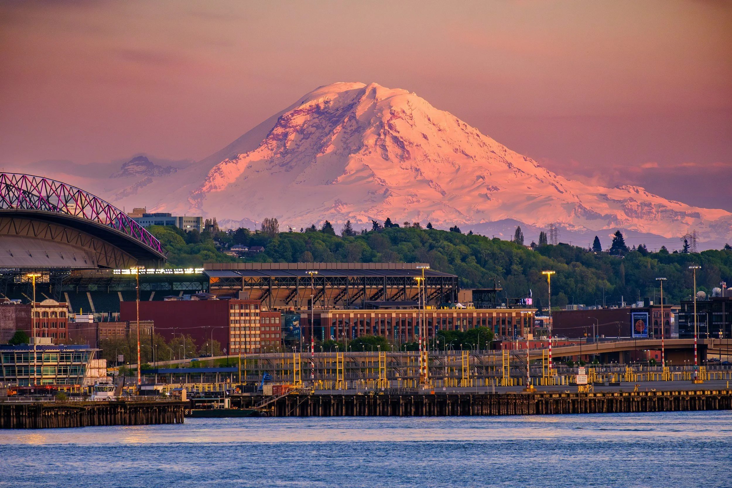 A picture of mt. Rainier near Tacoma, Washington where Denice Jentlie sells houses.