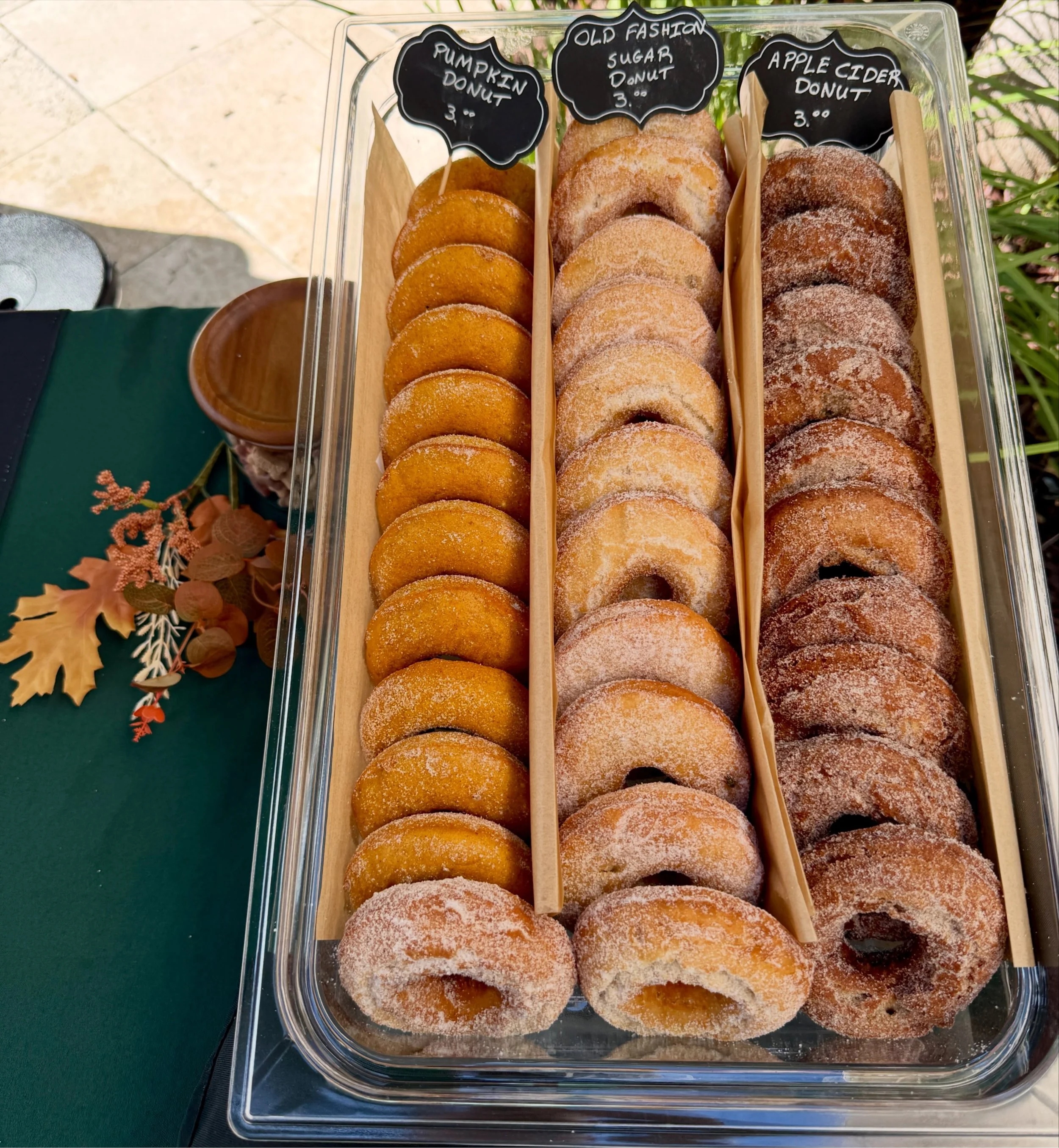 Did someone say doughnuts? 🍩✨

Fresh Pumpkin, Apple Cider &amp; Old-Fashioned Sugar Doughnuts are here today at Merrick Park! 🍂

Come grab yours before they&rsquo;re gone!

#MerrickPark #MiamiEats #Doughnuts #FallFlavors #FarmersMarket