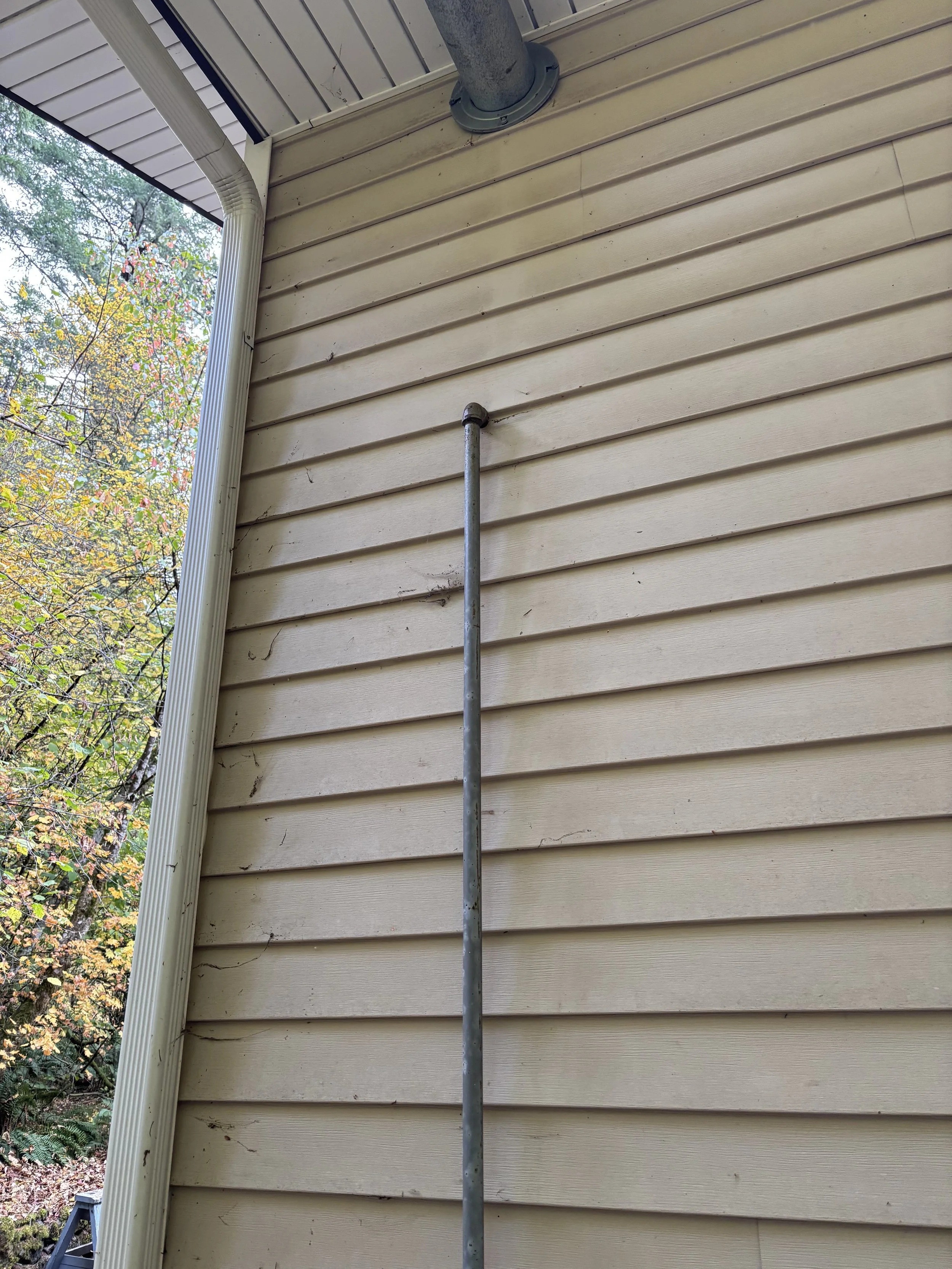 Home vinyl siding before soft wash, Washougal.
