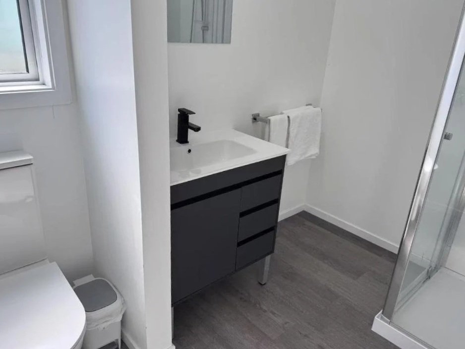 unit+5+lounge+bathroom.jpg