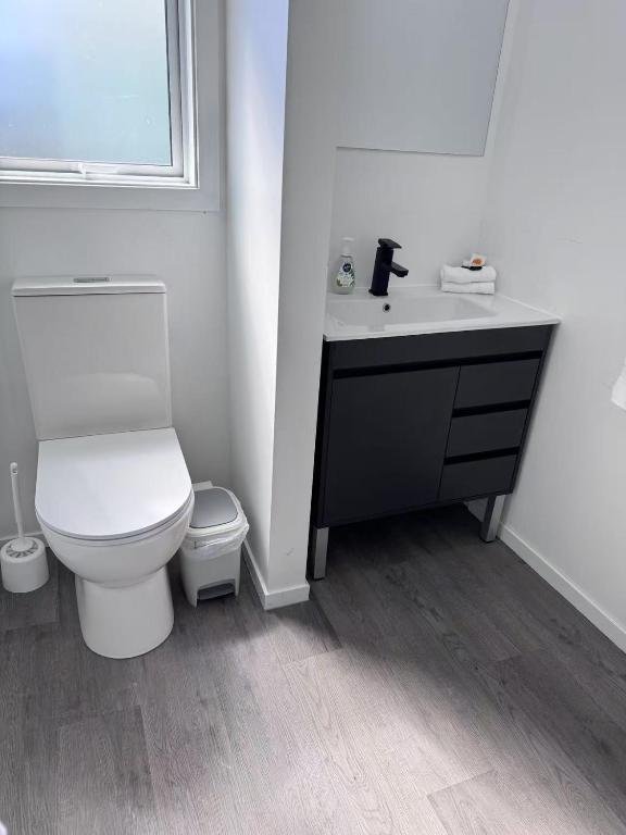 unit1-4 bathroom2.jpg