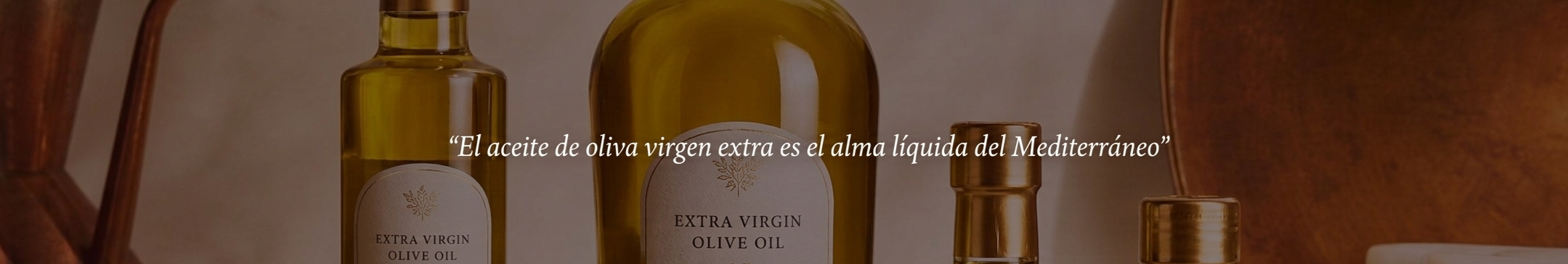 varios frascos de aceite de oliva virgen extra en diferentes tamaños con etiquetas en inglés y un fondo de silla de madera