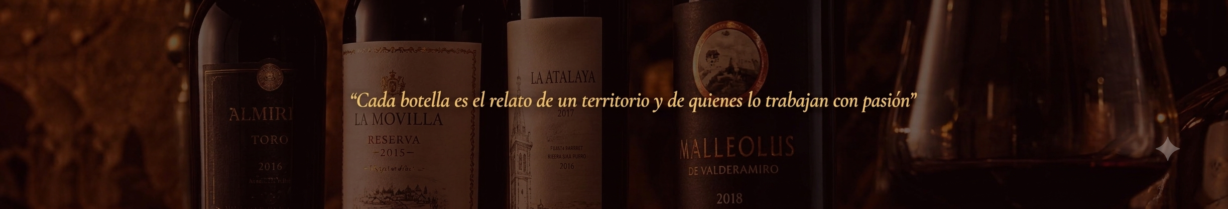 Variedad de botellas de vino en un estante con un mensaje en español que dice "Cada botella es el relato de un territorio y de quienes lo trabajan con pasión".