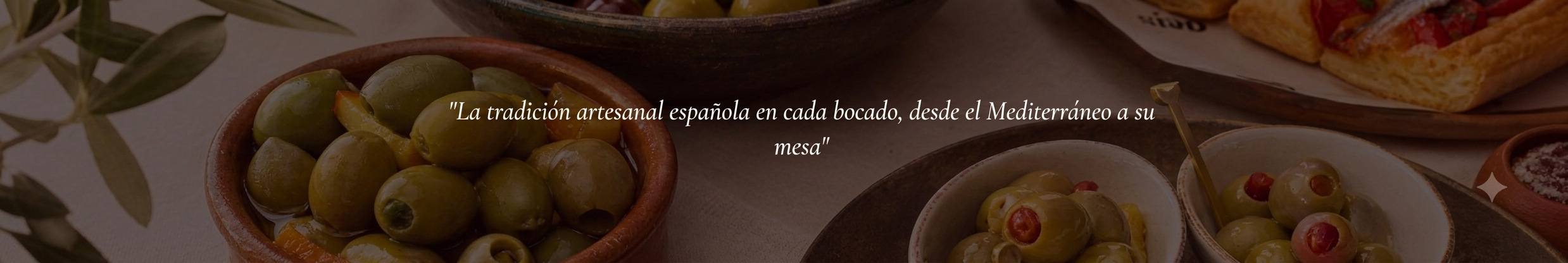 Imagen de varias aceitunas verdes en tazones de cerámica y un plato con panecillos, en una mesa decorada con hojas verdes, acompañada de una cita en español.