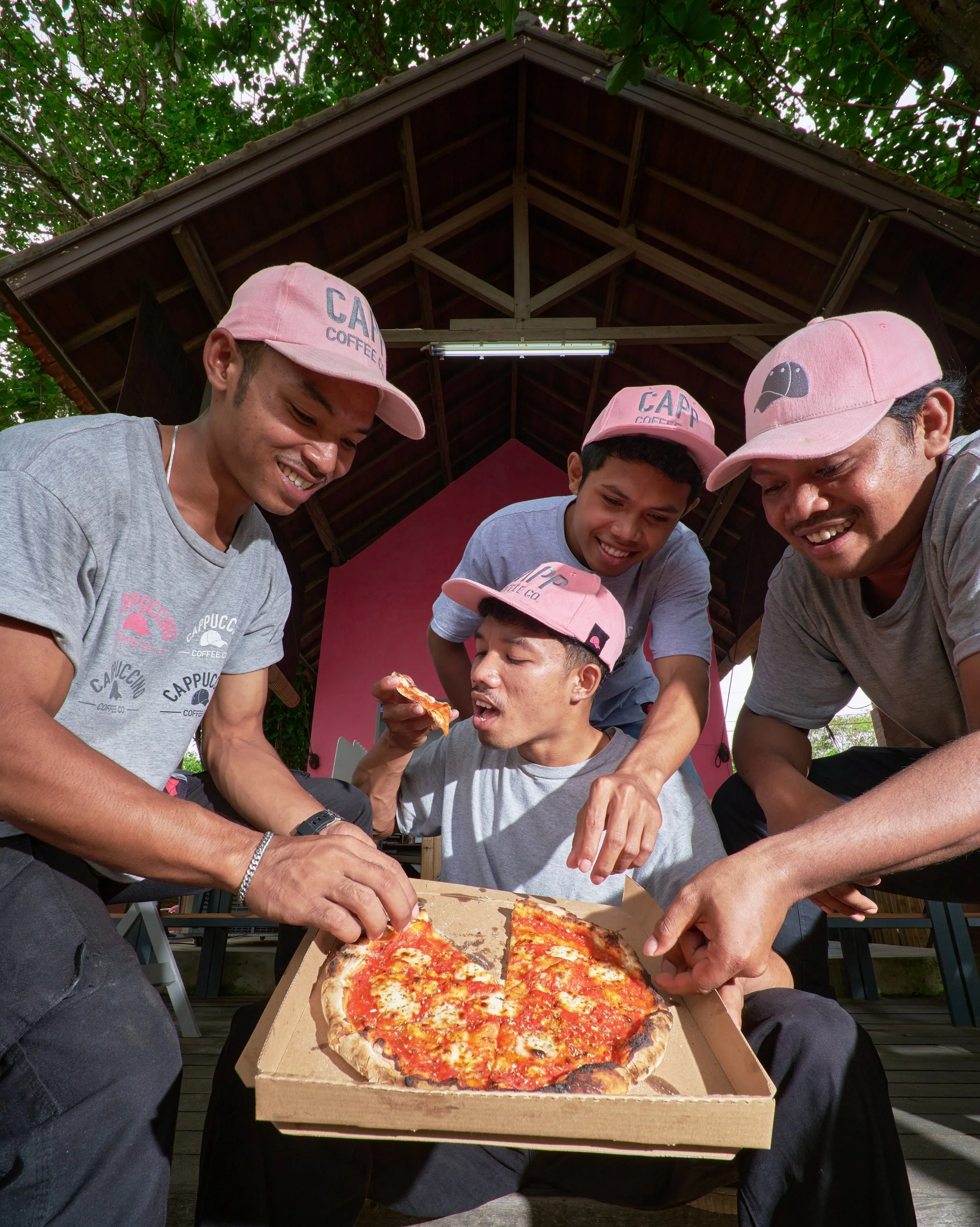 Pizza share 

#cappuccinobali #capp #artfullybrewed