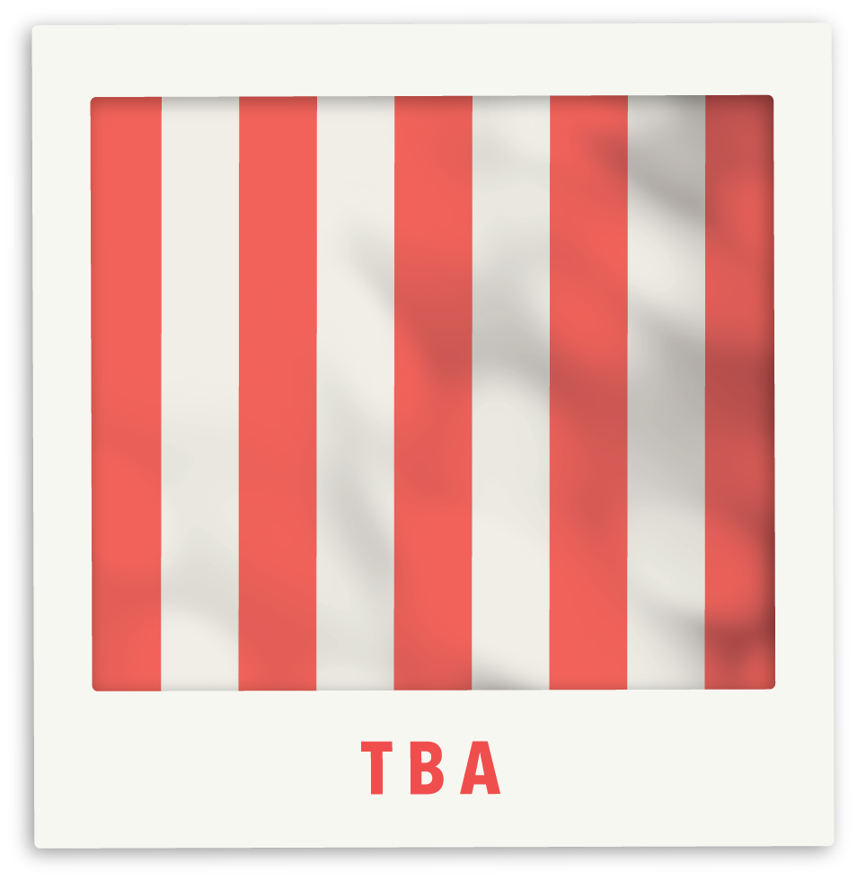 Et bilde i en ramme av ett polaroid bilde av en hvit og rød stiripede flagg. Teksten under bildet i rammen er "TBA".