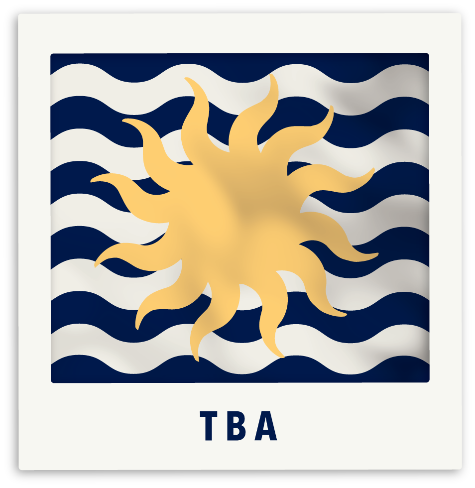 Et bilde i en ramme av ett polaroid bilde av en hvit og mørke blå bølgede flagg med en gul sol i midten. Teksten under bildet i rammen er "TBA".
