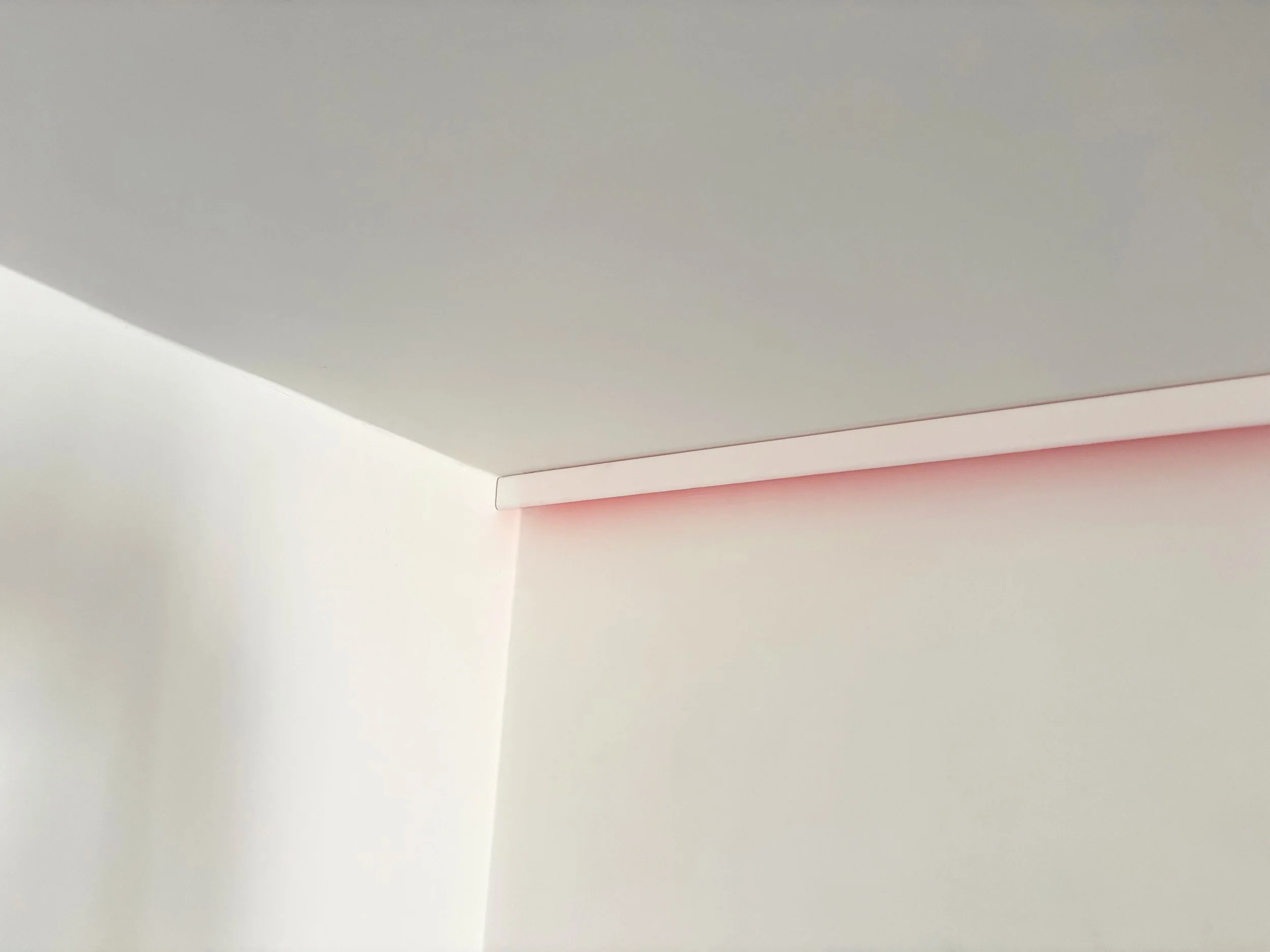 Particolare di un soffitto moderno con luci a LED nascoste.