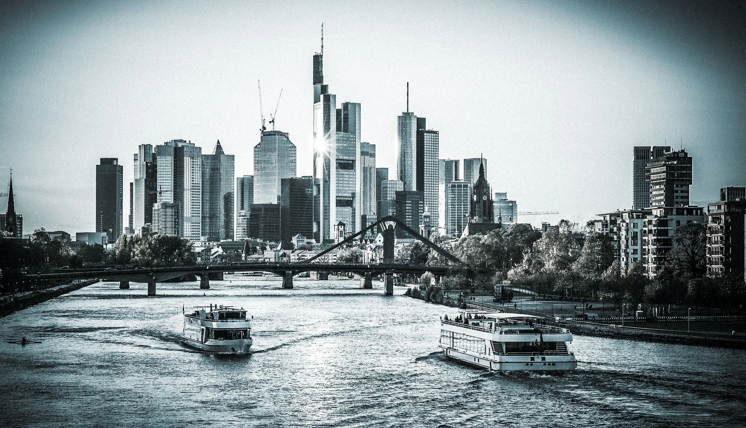 Frankfurter Skyline mit 2 Dampfern