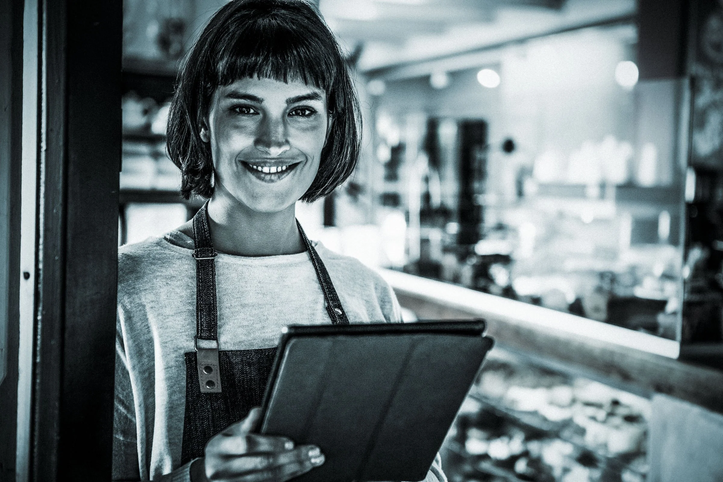 junge Category Managerin in Supermarkt lächelt in Kamera