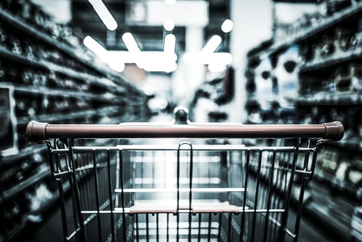 Einkaufswagen in Supermarktgang