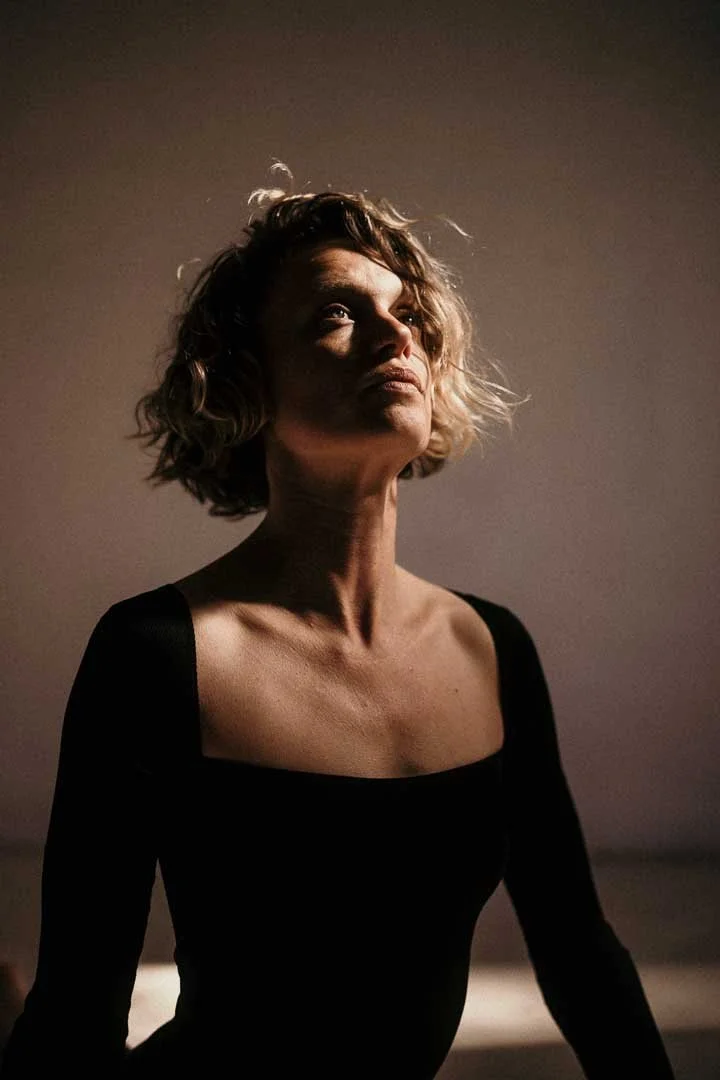 Johana Linhart, professeure de Vinyasa yoga.