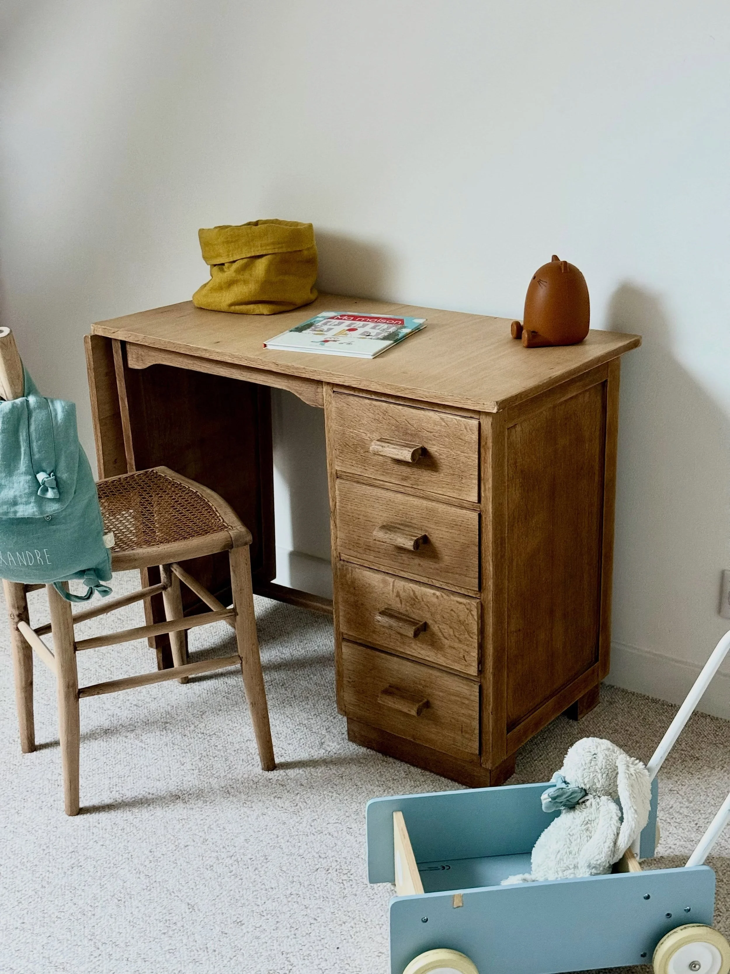 &bull; INSPIRATION &bull;
Un petit bureau pour les premiers dessins, les histoires invent&eacute;es &hellip; 

Un bibus pour ranger ses livres pr&eacute;f&eacute;r&eacute;s, m&eacute;l&eacute;s &agrave; la d&eacute;coration qui &eacute;volue au fil d