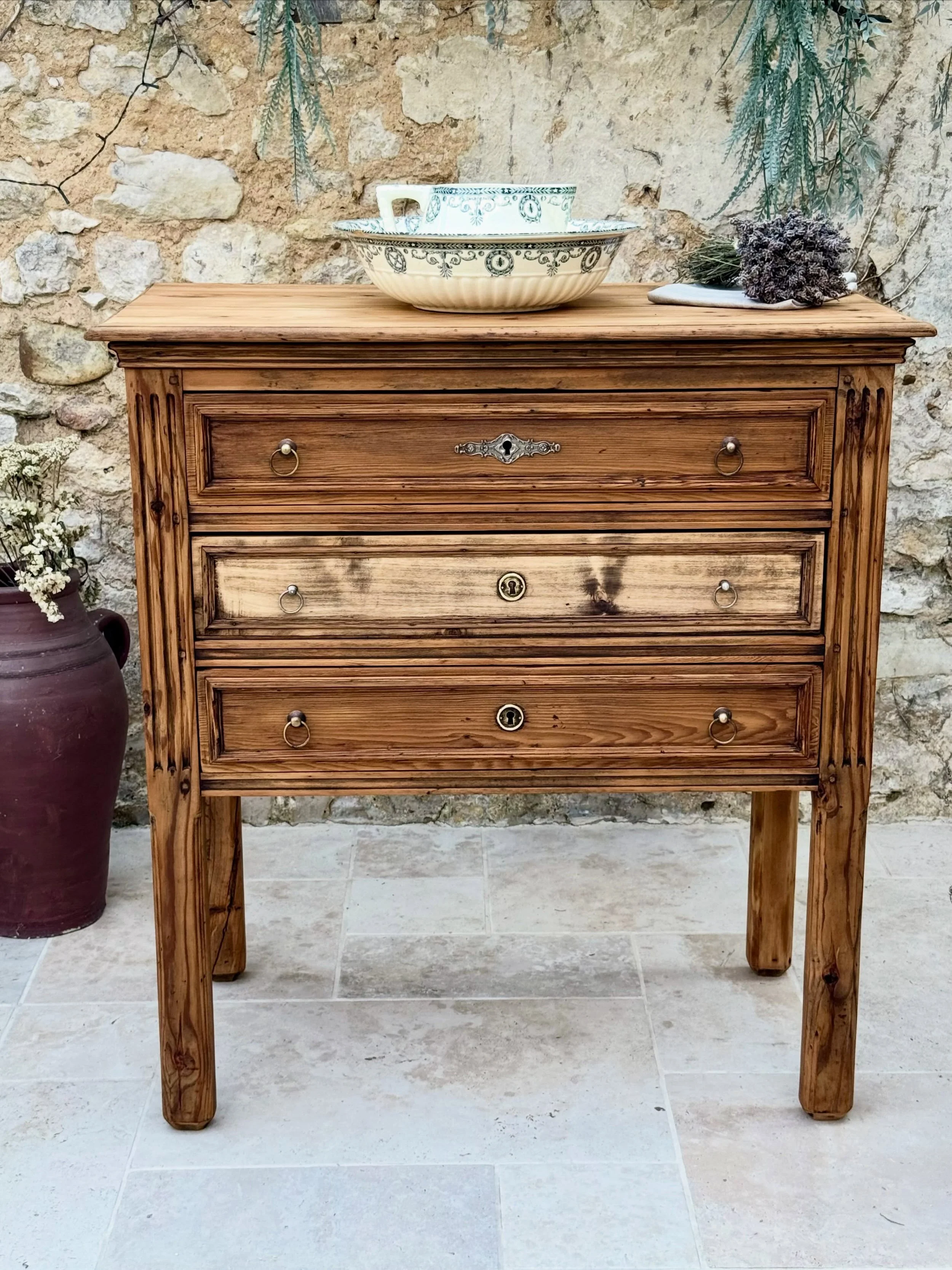 &bull; La commode aux tiroirs bicolores &bull;
Une jolie commode atypique, dont j&rsquo;ai d&eacute;couvert les diff&eacute;rentes essences de bois en la r&eacute;novant. 
J&rsquo;ai fait le choix de les laisser apparentes, pour en faire toute sa sin