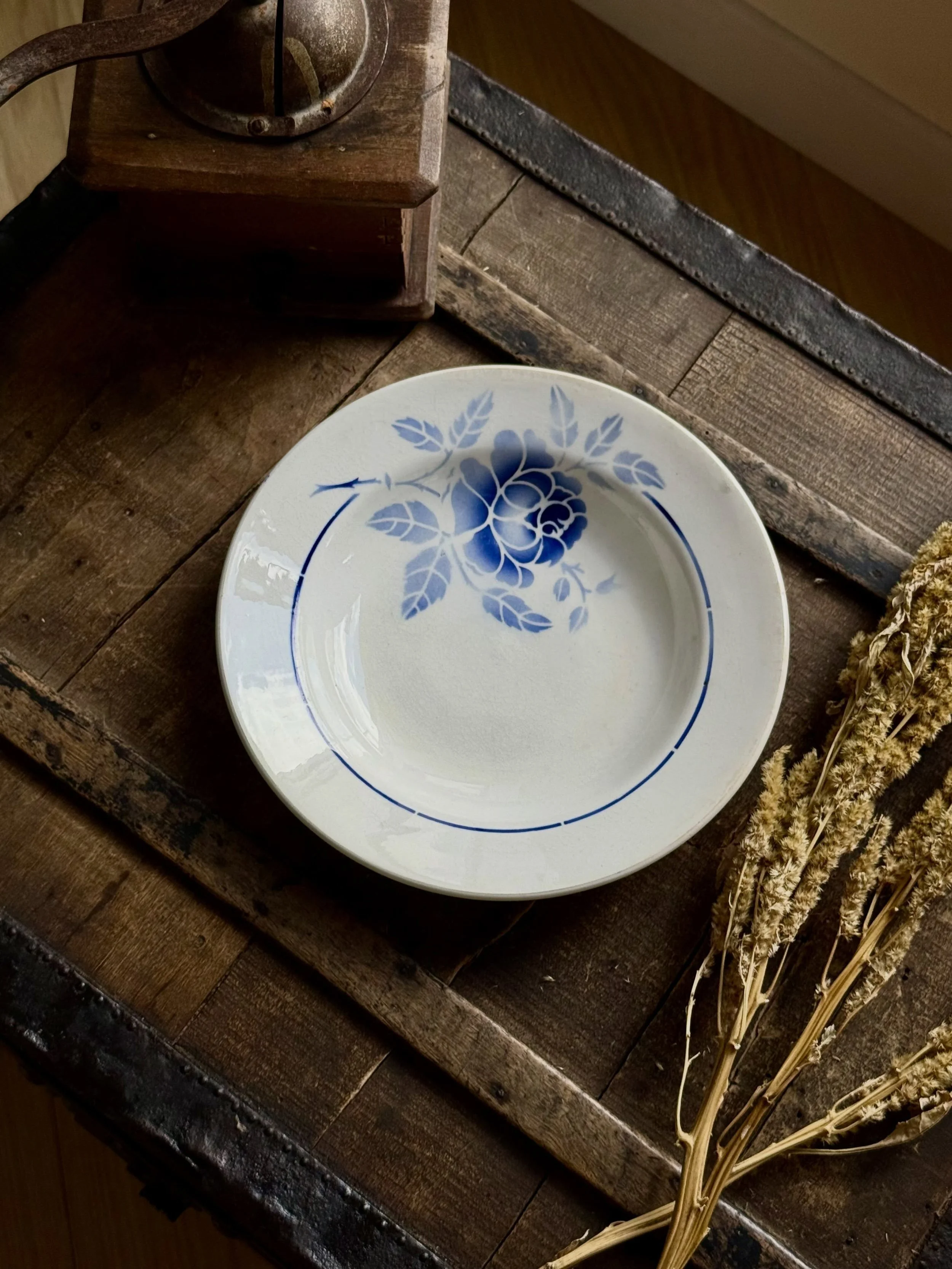 &bull; Art de la table &bull; 

Pour ceux qui ne me connaissent pas encore, j&rsquo;adore la vaisselle ancienne, et tout particuli&egrave;rement les motifs fleuris 🌸

Vous pouvez retrouver une s&eacute;lection d&rsquo;assiettes et de plats sur mon s
