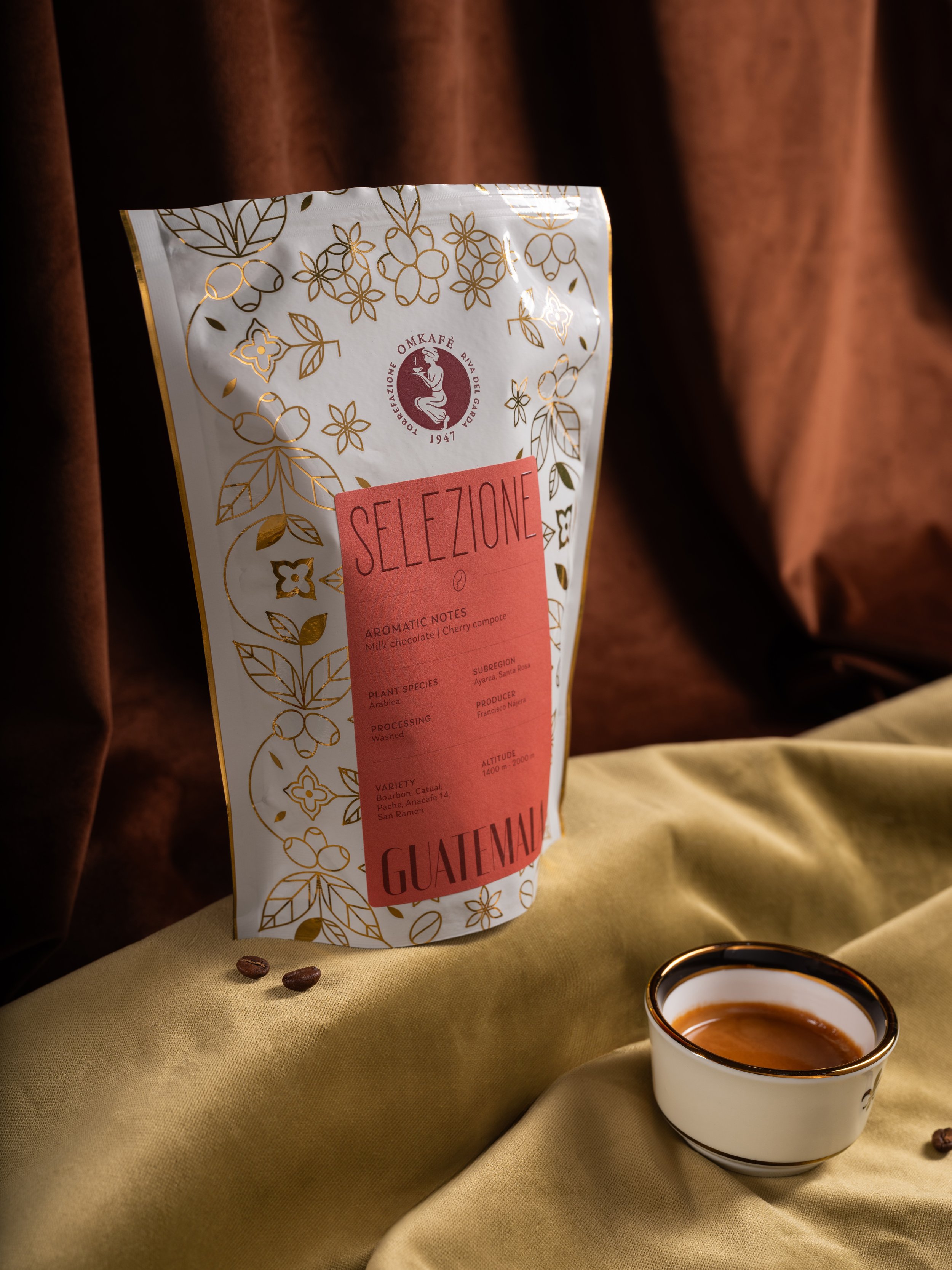 confezione di caffe fotografata accanto ad una tazzina di espresso molto elegante