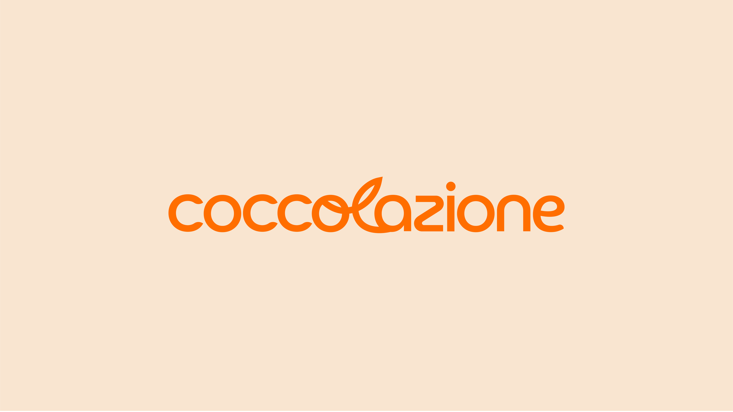 Sfondo color pesca chiaro con la parola 'coccolazione' scritta in caratteri arancioni stilizzati al centro.