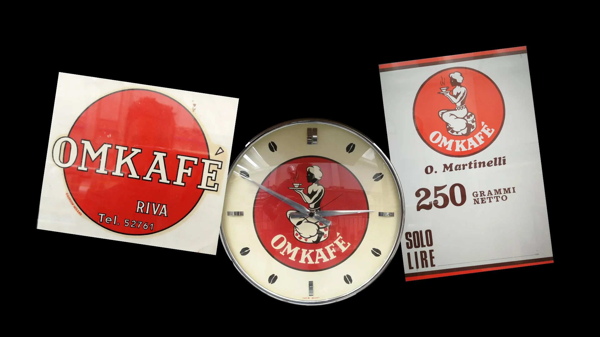 Immagine di un orologio e tre volantini pubblicitari del bar OMKAFFE con un logo di una donna seduta a gambe incrociate mentre tiene un vassoio con una tazza di caffè fumante.