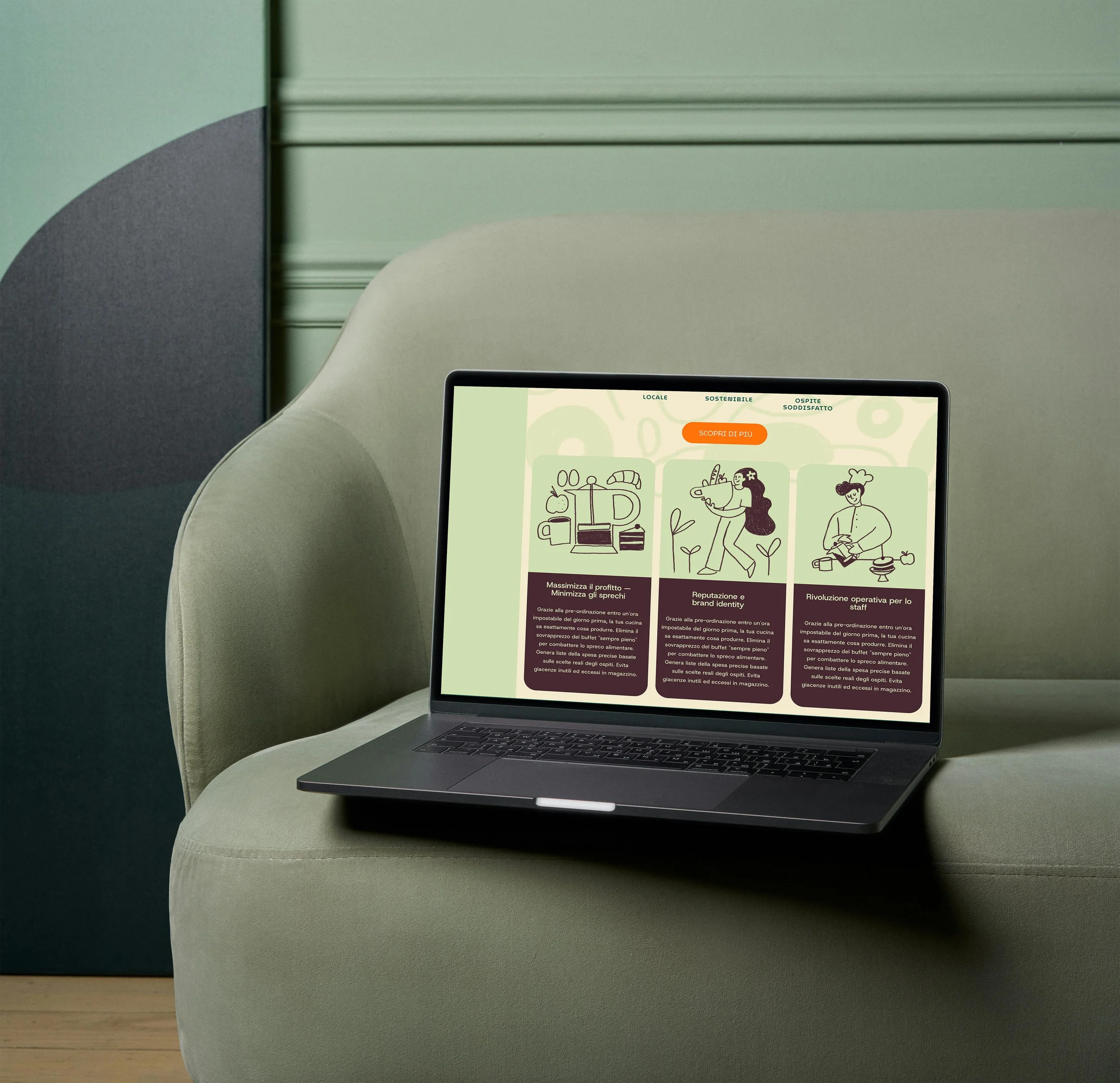 Schermo di un laptop che mostra una pagina web con testo in italiano e illustrazioni stilizzate di persone, piante, cucina e servizi. Lo sfondo dell'immagine è una sedia e una parete verde.