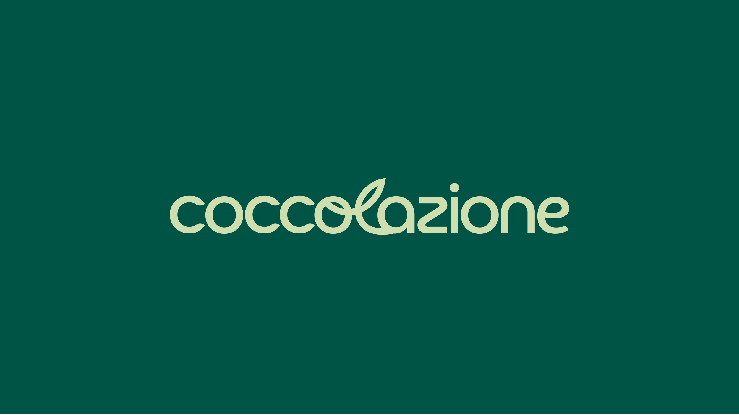 Sfondo verde con la parola 'coccole' scritta in caratteri chiari e stilizzati.