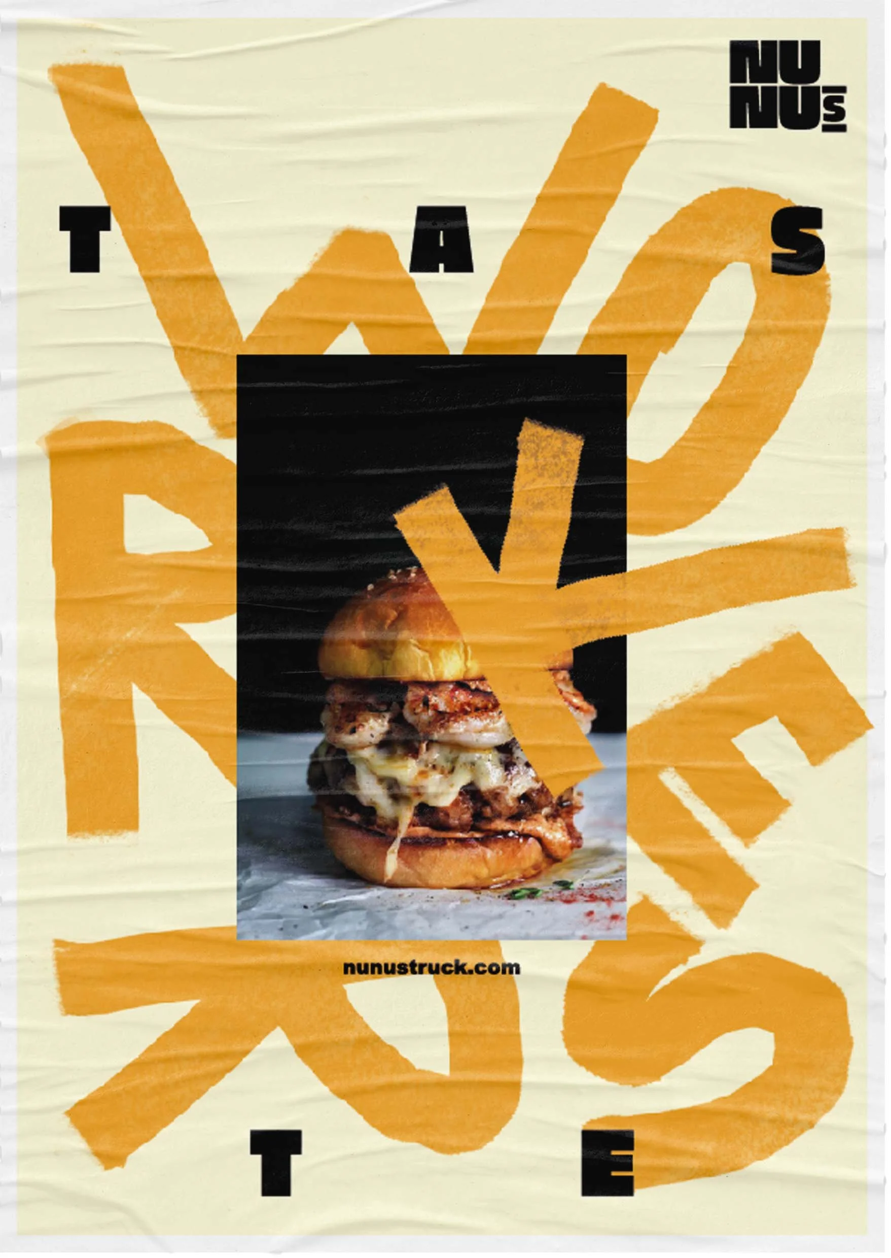 Un burger con carne, formaggio e insalata inserito in un packaging con scritte in inglese e nel sito web nunustruck.com.
