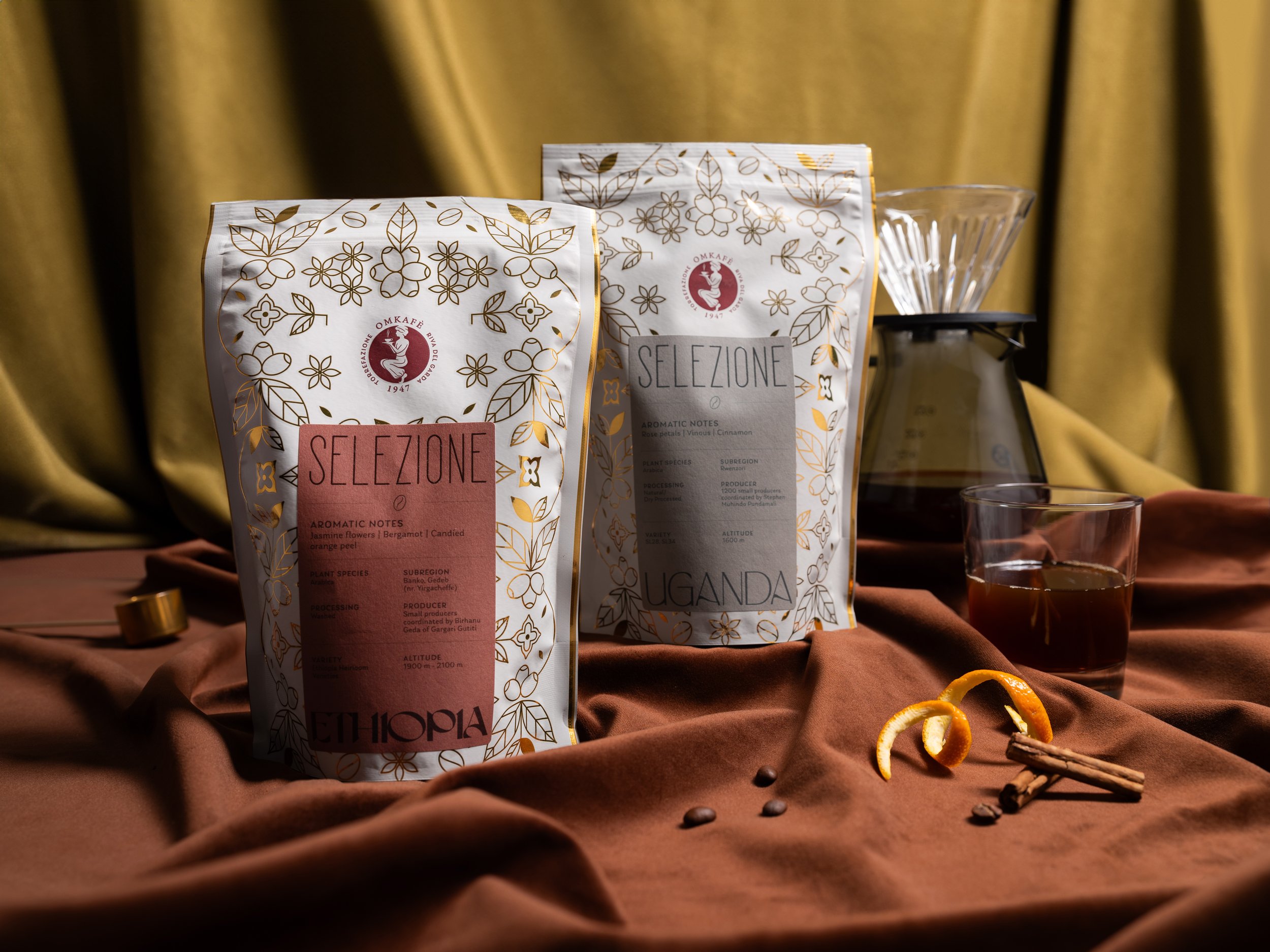confezioni di caffe specialty sono state fotografate mettendo in risalto il packaging dorato