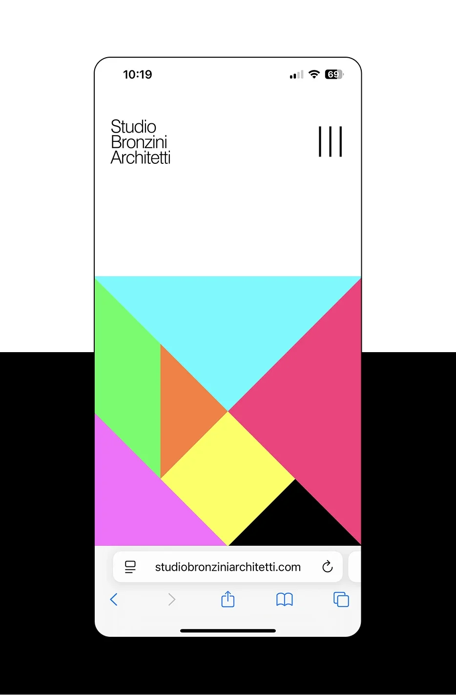 Schermata di un sito web di uno studio di architettura, con un design minimalista, logo con tre linee verticali e aree colorate geometriche in stile modernista.